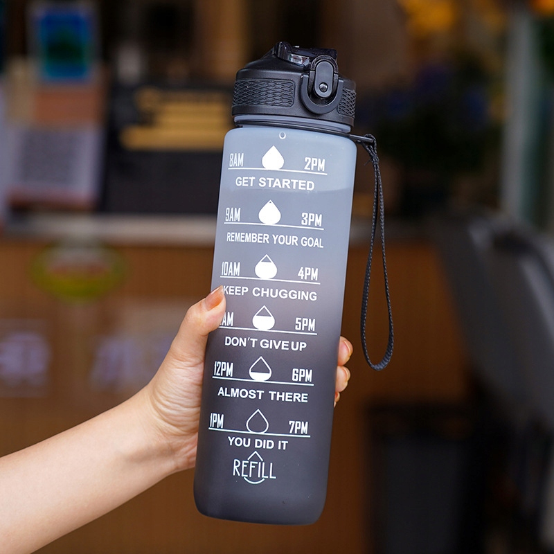 BUTELKA NA WODĘ MOTYWACYJNA BIDON 1L Z MIARKĄ NA SIŁOWNIĘ DO SZKOŁY SPORT Model SZARO / CZARNY