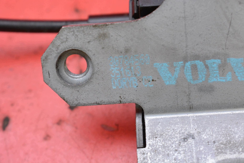 lock DOCIAG bonnet rear part boot 30784560 31335116 VOLVO XC60 and LIFT 08-17