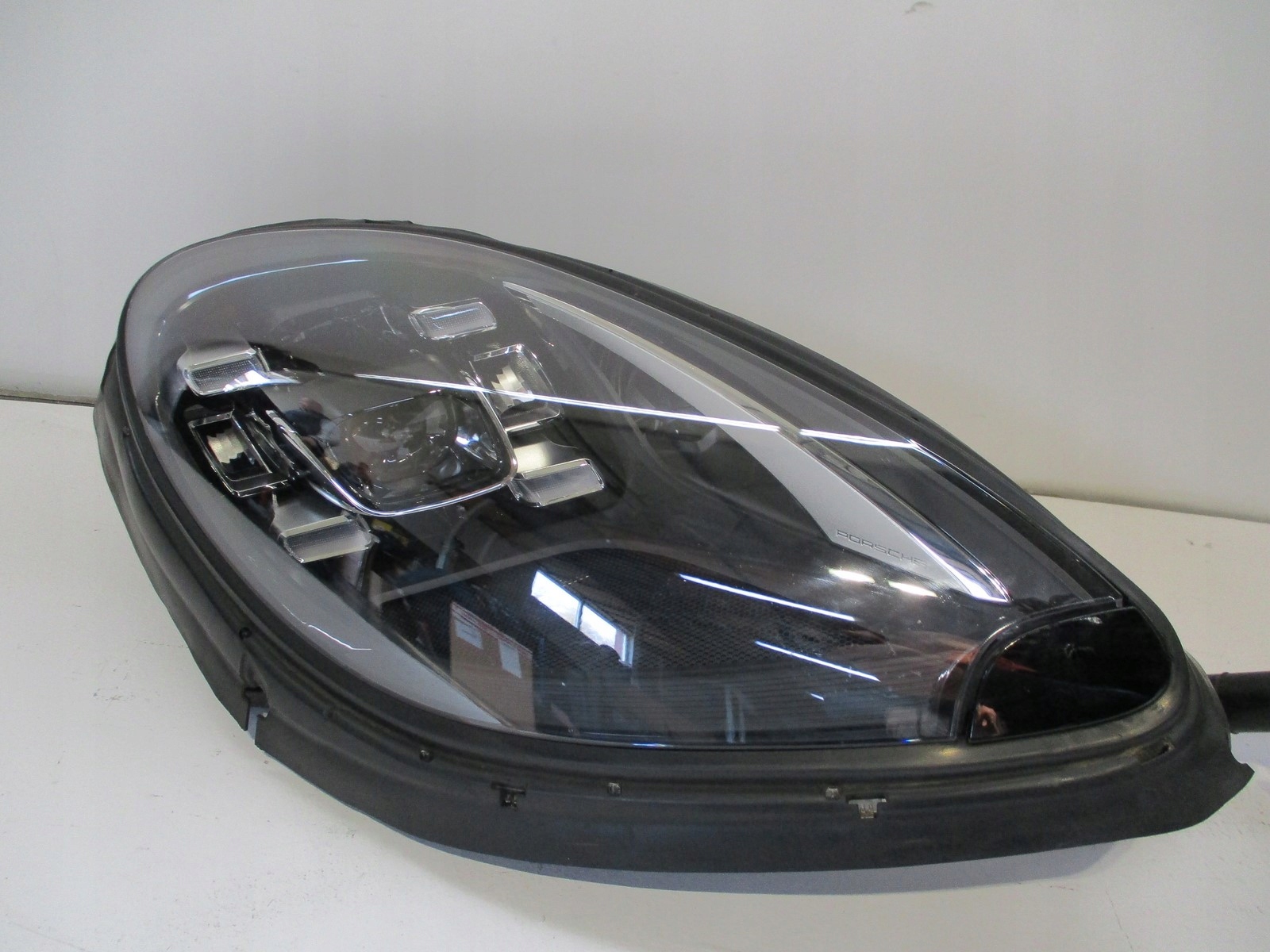 LAMPA LED PORSCHE MACAN LIFT MATRIX PRAWA Producent części Porsche OE