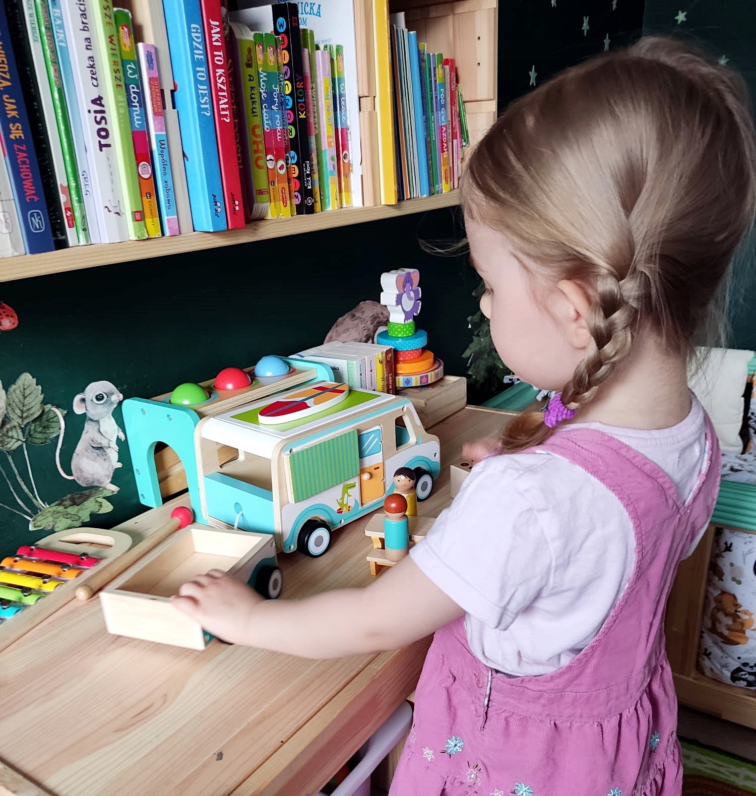 ZABAWKA DLA DZIECKA KAMPER + AKCESORIA PRZYCZEPKA KARAWANING PODRÓŻ VANLIFE Kod producenta 4009