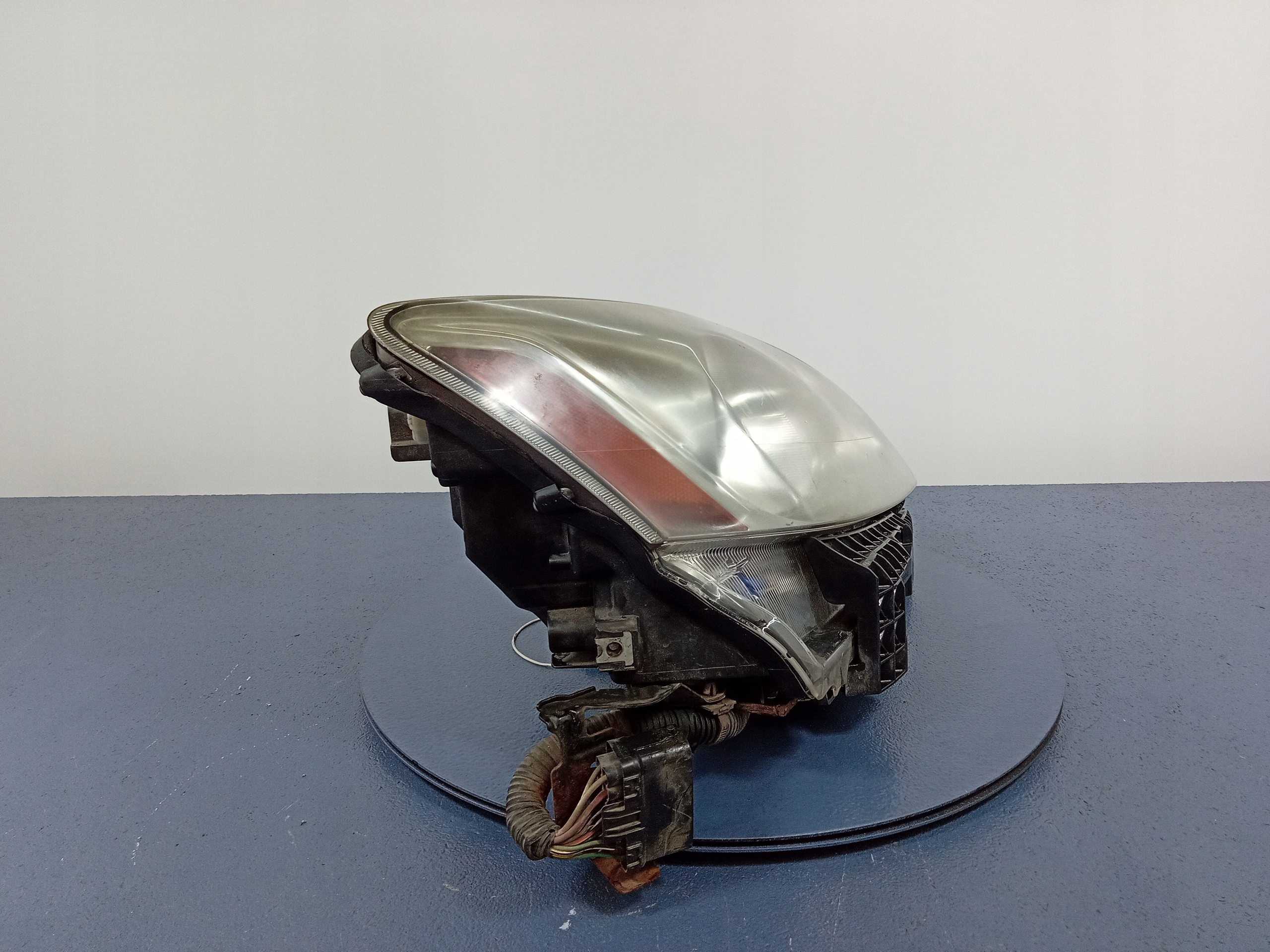 LEXUS IS II XE20 REFLEKTOR PRAWY XENON EU Strona zabudowy prawa