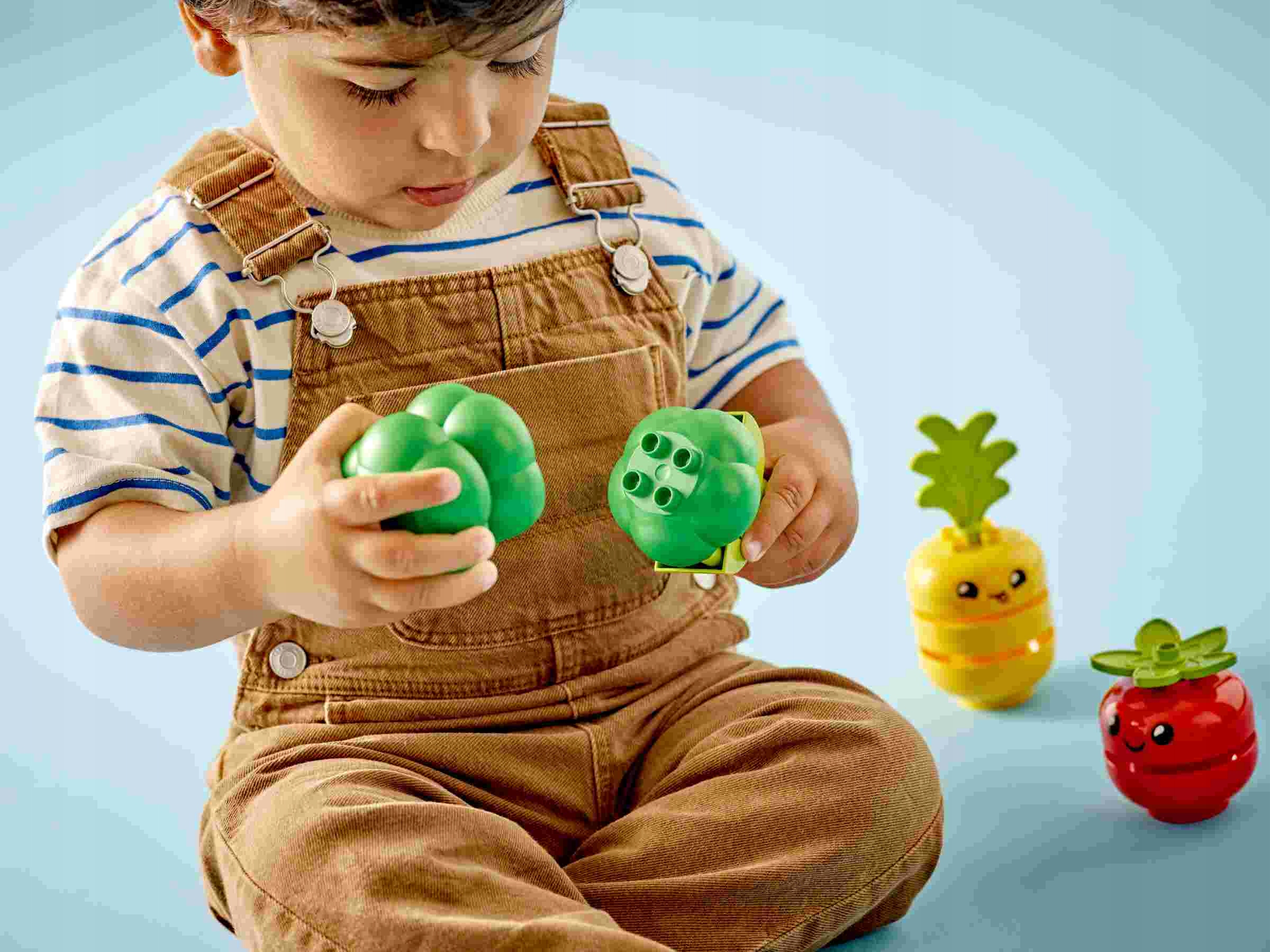 LEGO DUPLO 10982 TRAKTOR Z WARZYWAMI I OWOCAMI zestaw klocków +18 m-cy Informacje dot. bezpieczeństwa i zgodności produktu Do użytku pod bezpośrednim nadzorem osoby dorosłej