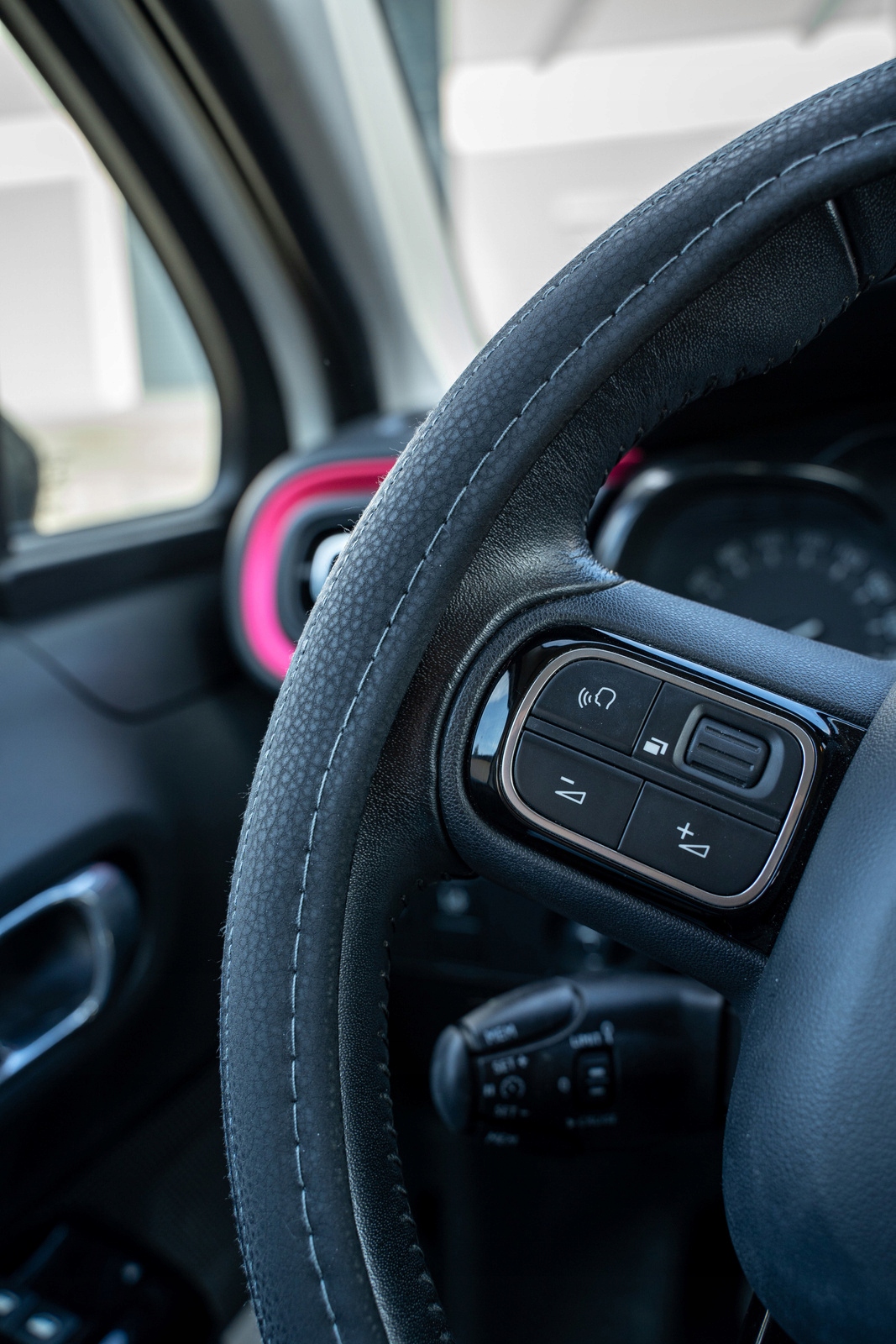 Pokrowiec na kierownicę z szarym szyciem Stan opakowania oryginalne