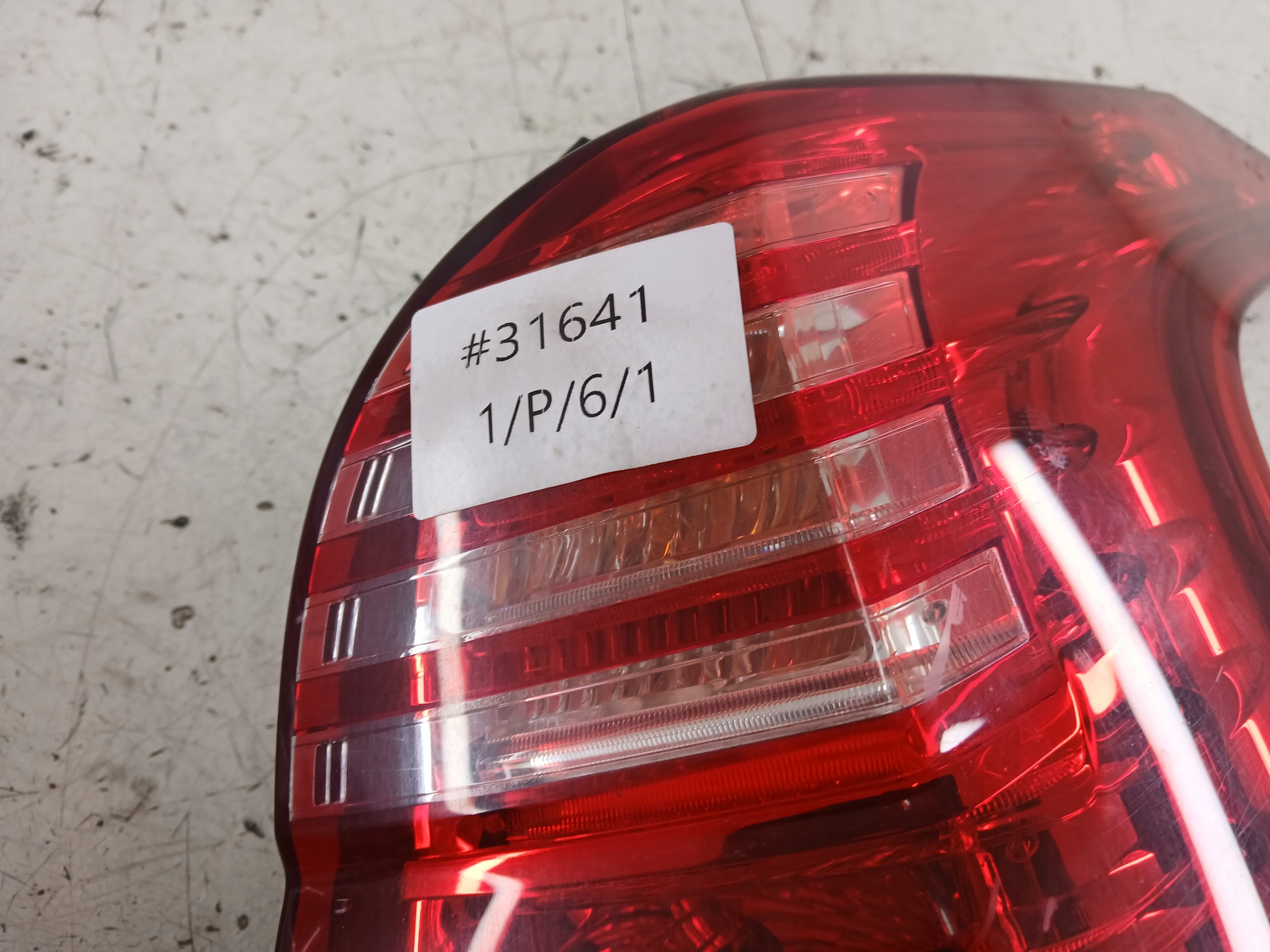 PEUGEOT 5008 and light right rear part