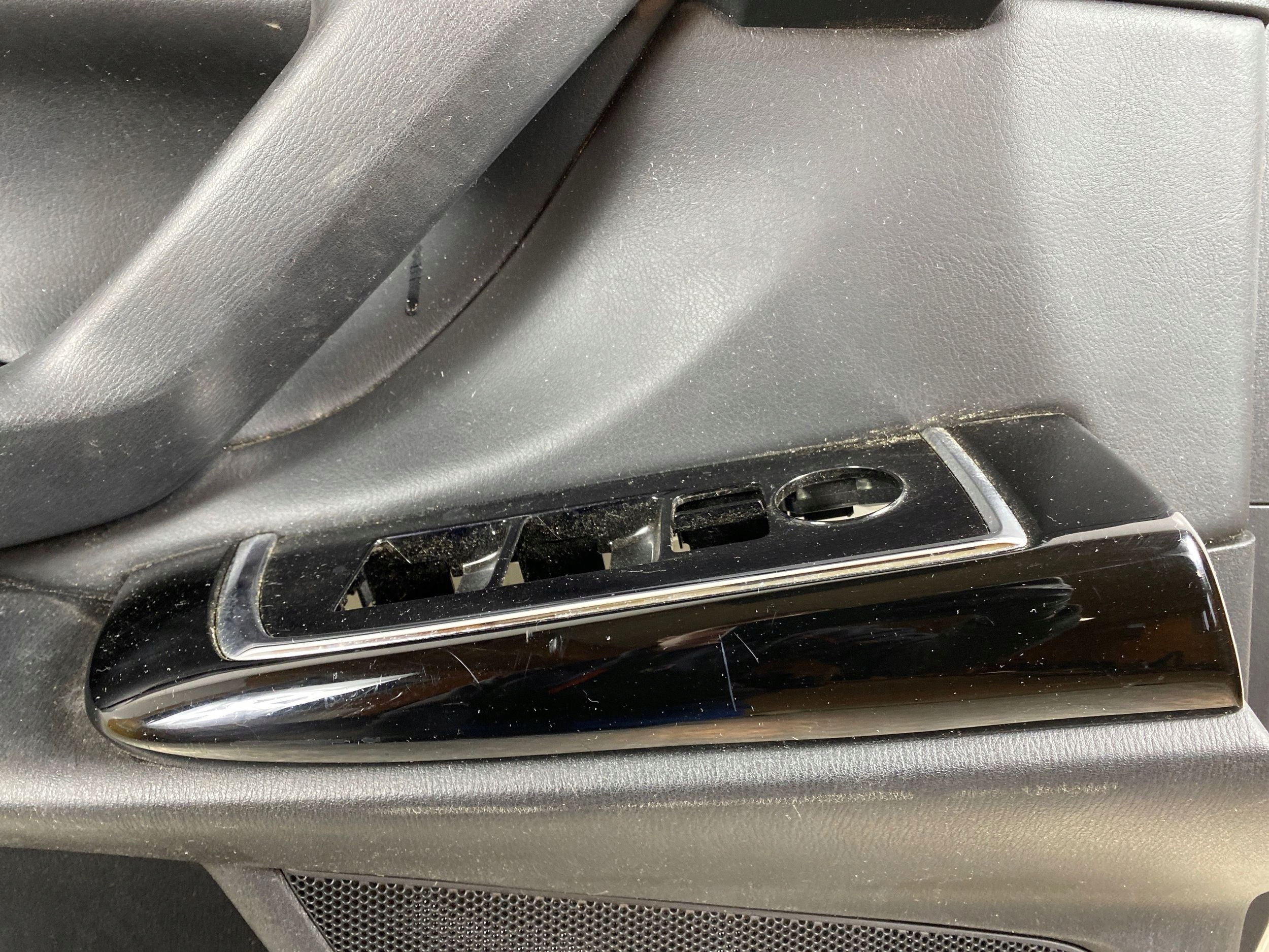 2022 mazda дверные карты передних TC3P68450