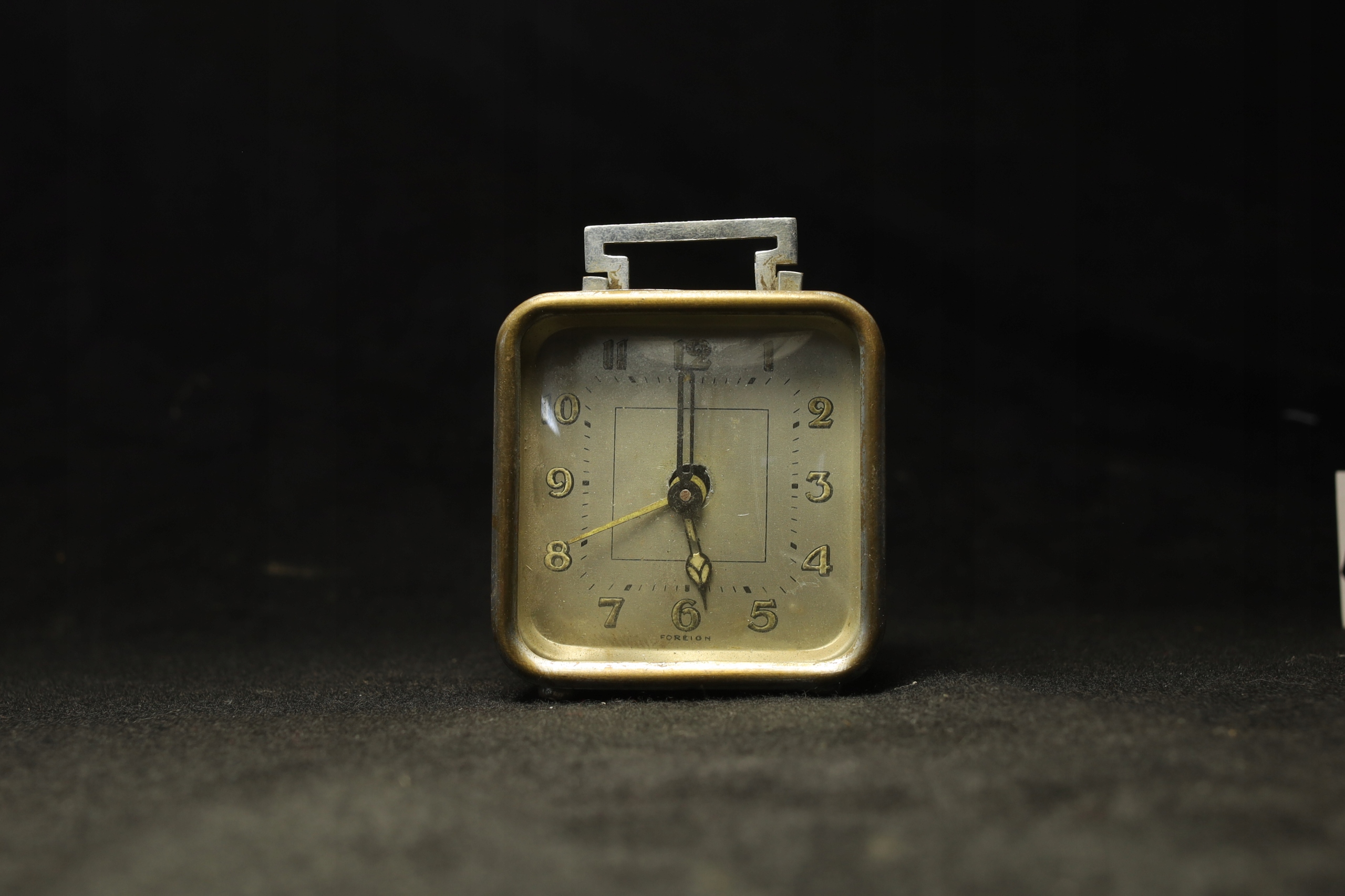 Stary budzik mechaniczny antyk