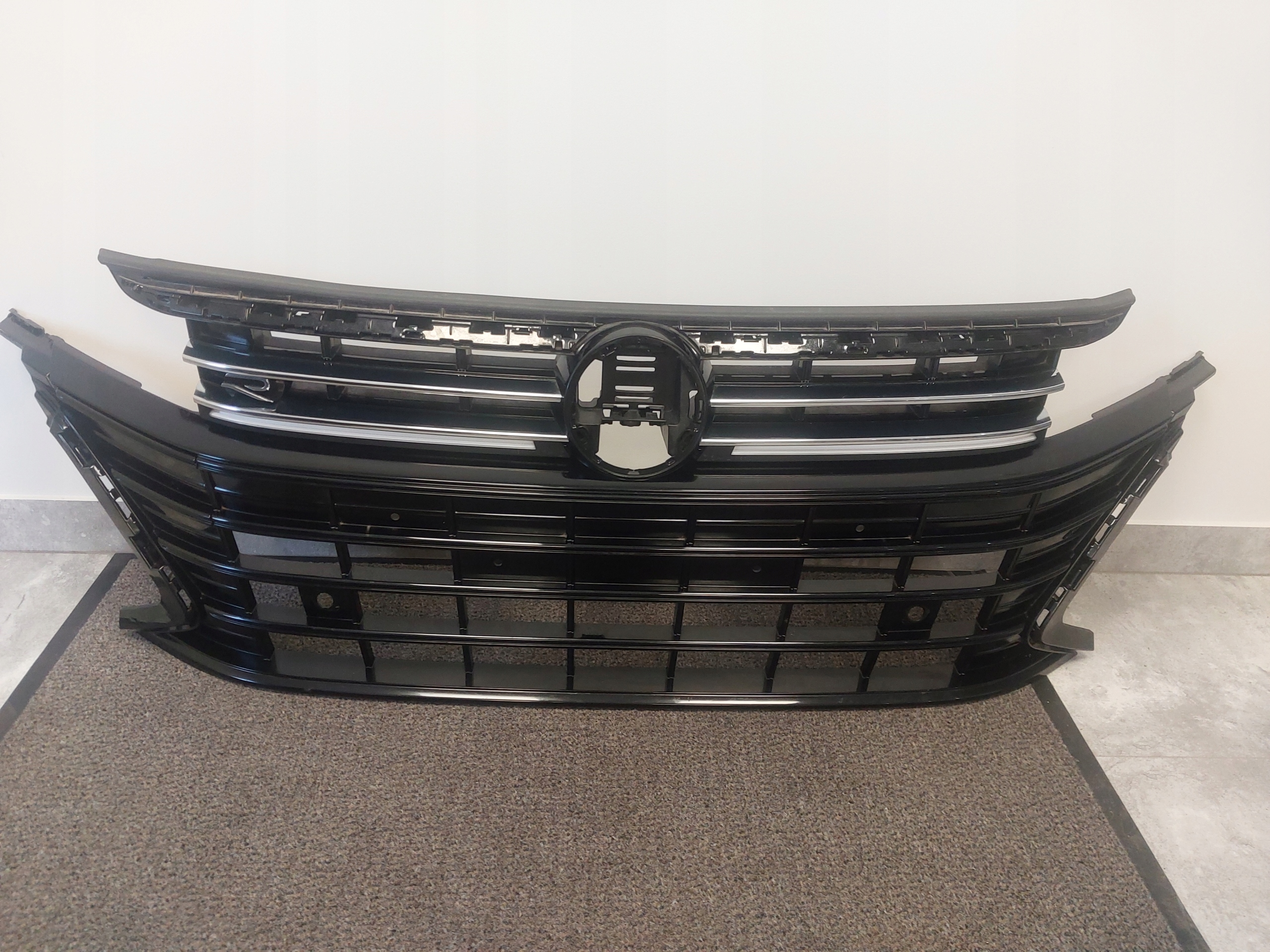 VW ARTEON R 3G8 LIFT 20- LED ATRAPA GRILL