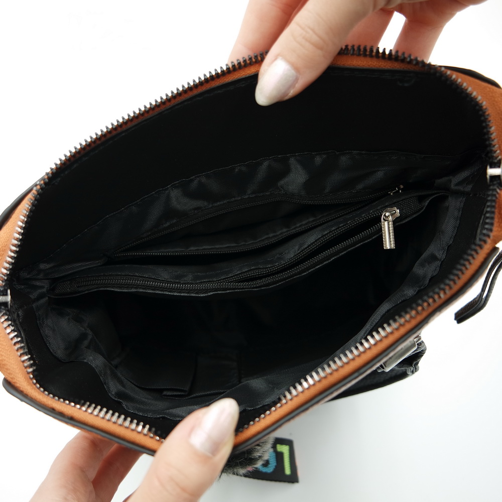 Torebka Brązowa Kuferek Damska Brelok Pompon Do Ręki na Ramię Model L225