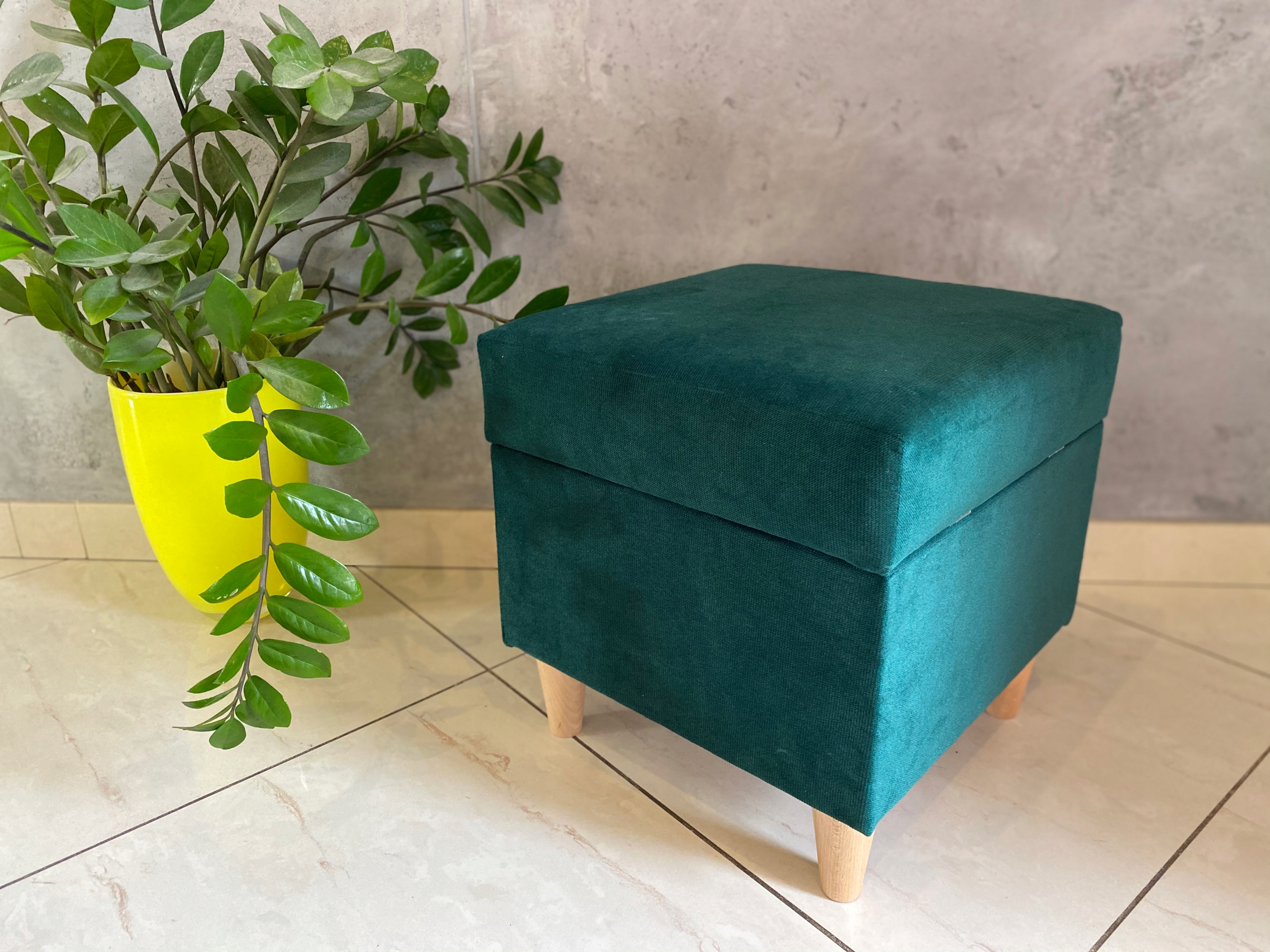 Pufa BERGEN otwierana na nóżkach do salonu