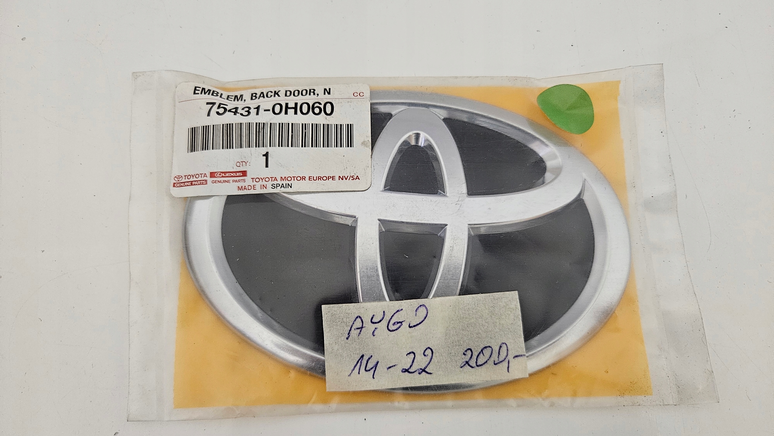 TOYOTA AYGO 2014-2022 EMBLEMAT TYŁ 75431-0H060