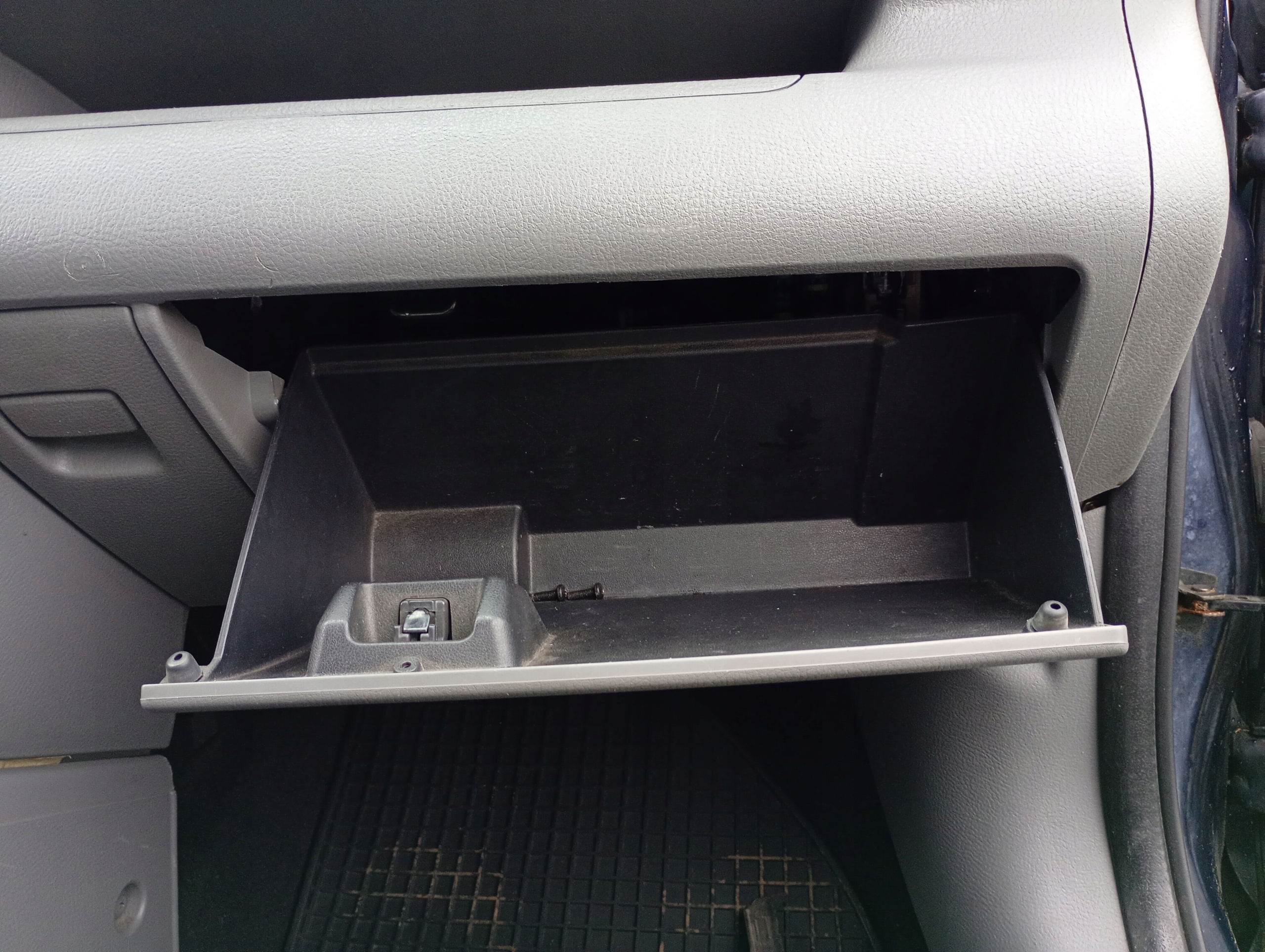 Mazda 2 II 03-07 Handschuhfach des Beifahrers