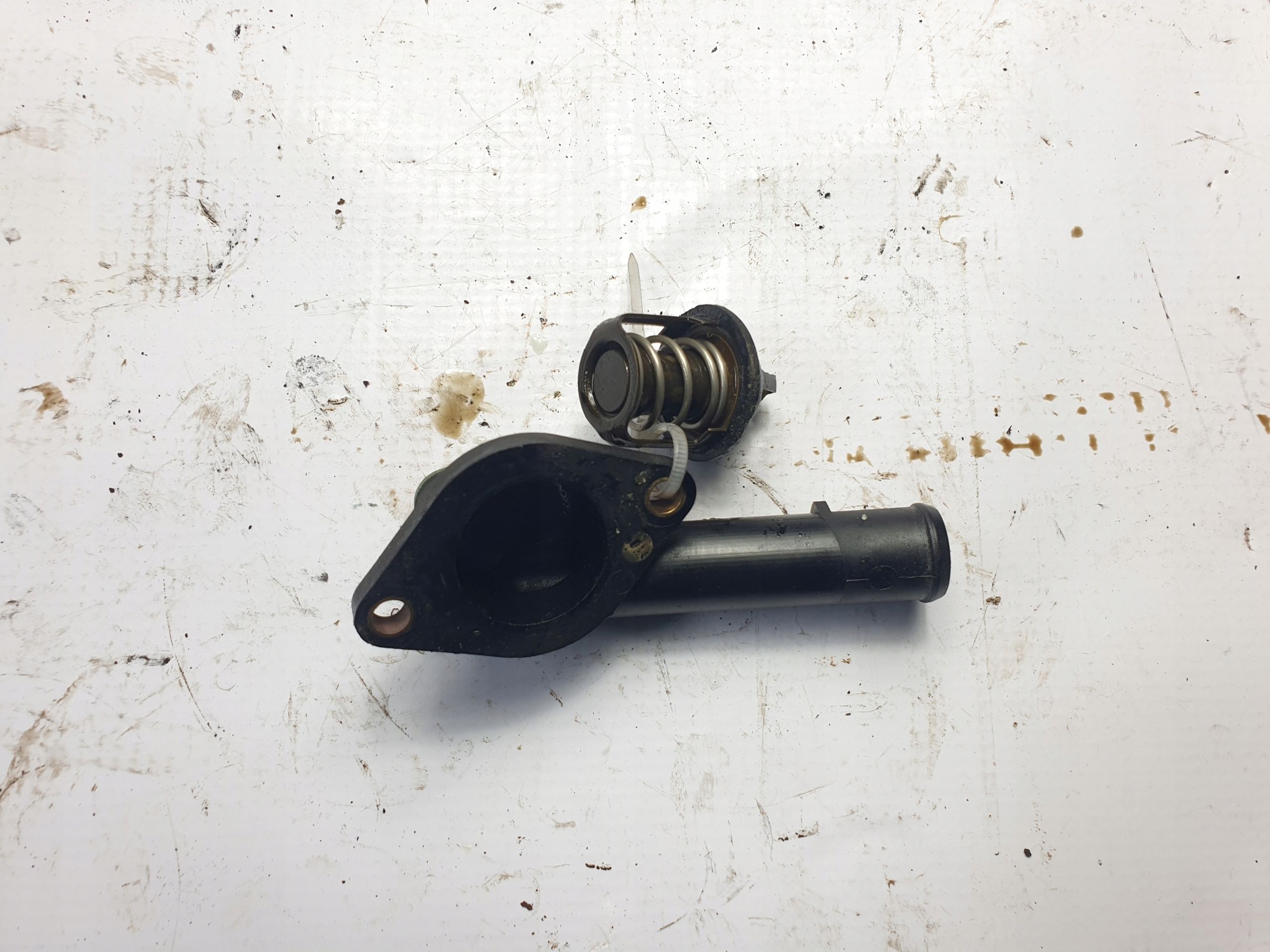 ШТУЦЕР ТЕРМОСТАТ PEUGEOT SATELIS 125