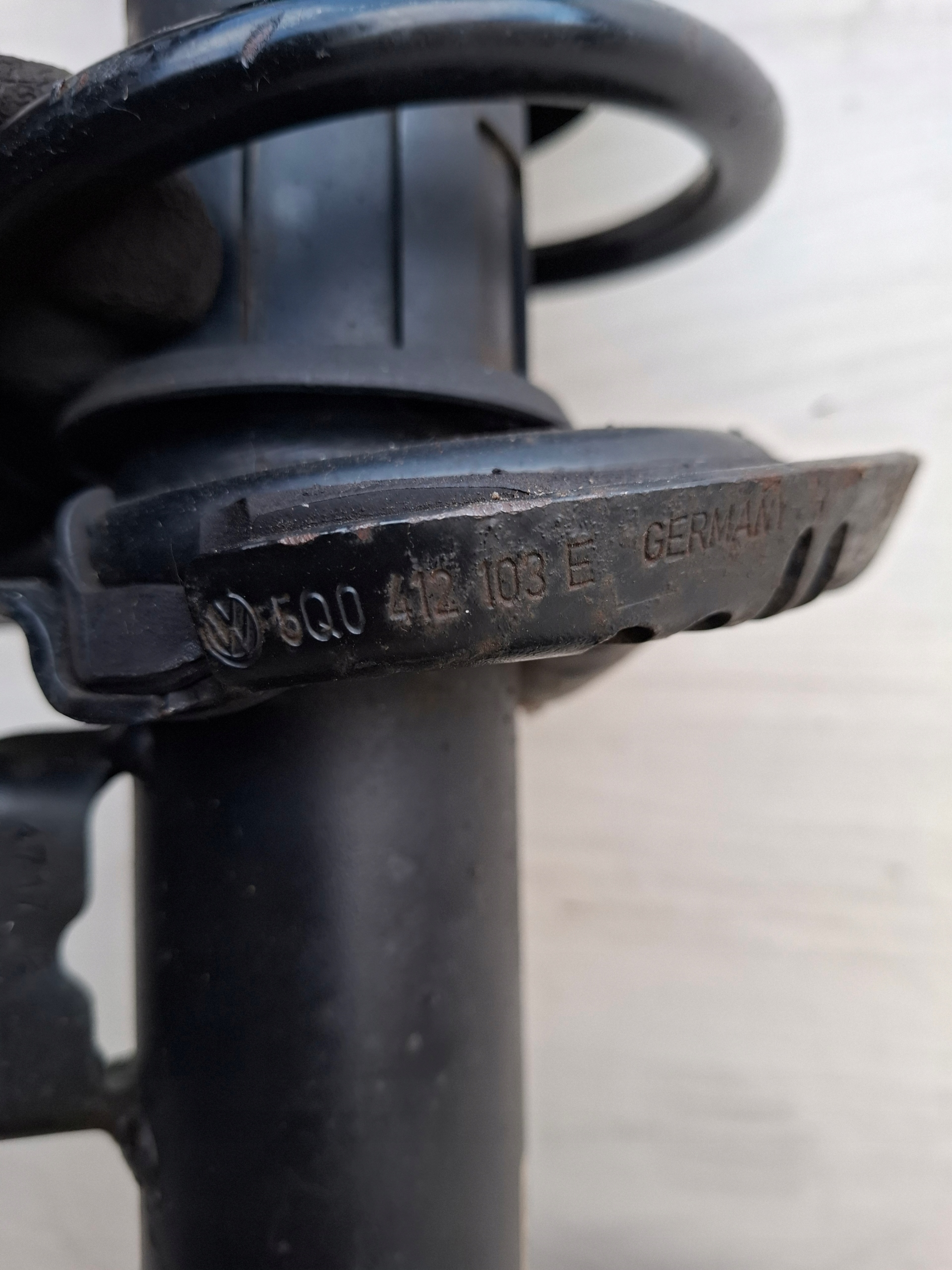 VW PASSAT B8 18r swing front right shock absorber 5Q0407258C