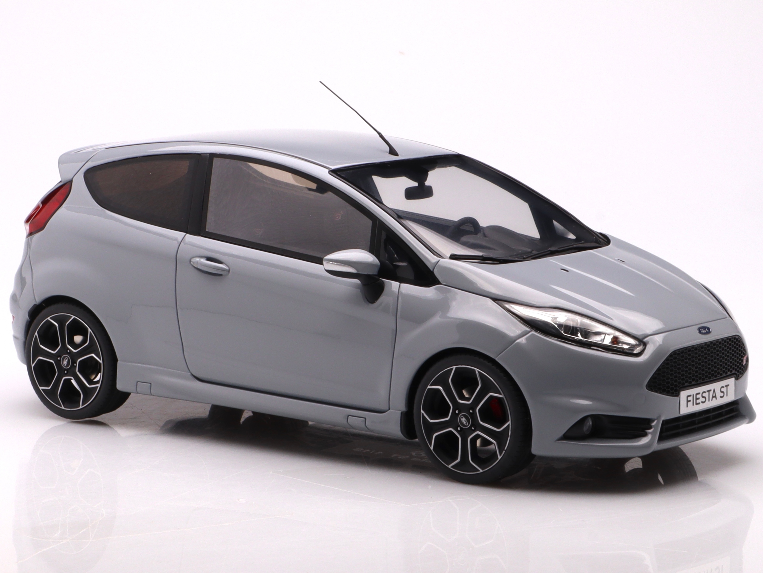 Model samochodu Ford Fiesta ST200 - 2016, grey Otto mobile 1:18 Marka OttOmobile