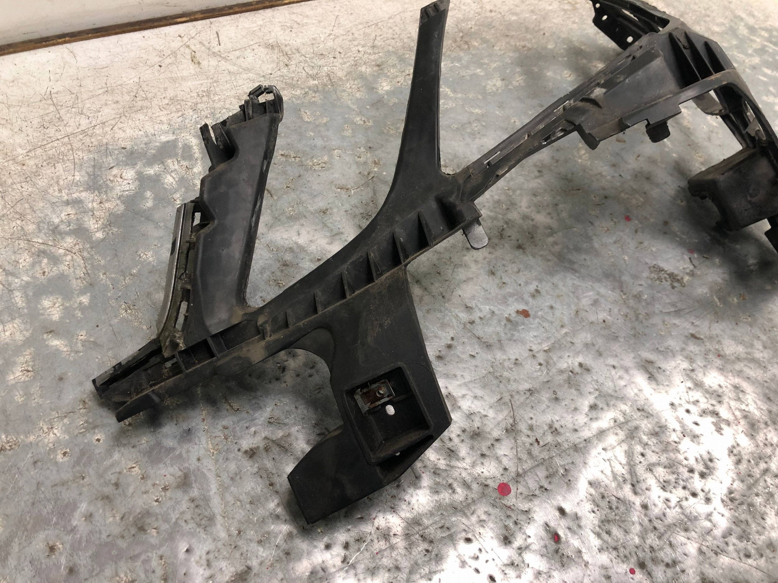 bumper bracket left front MERCEDES W212 KOMBI A2128850365