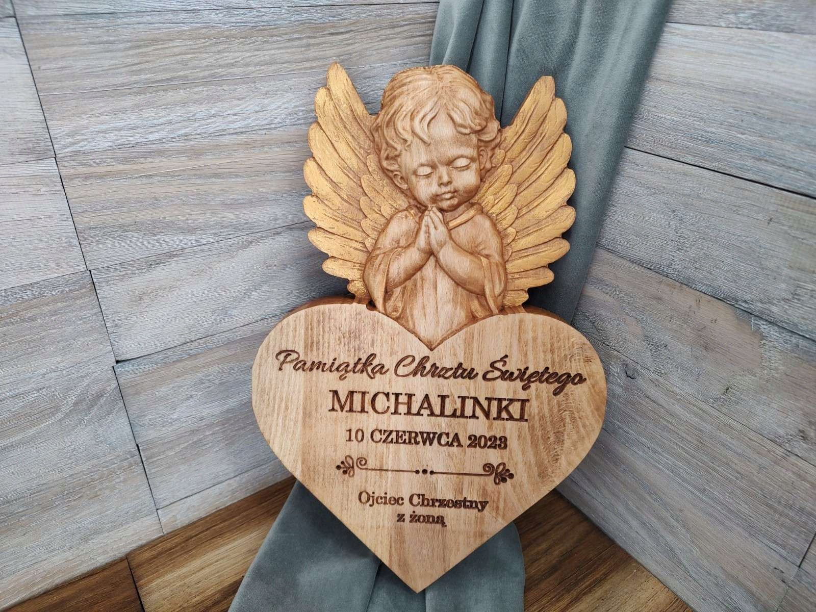 Anděl dřevěný dárek ke křtinám narození od kmotříčků Suvenýrů