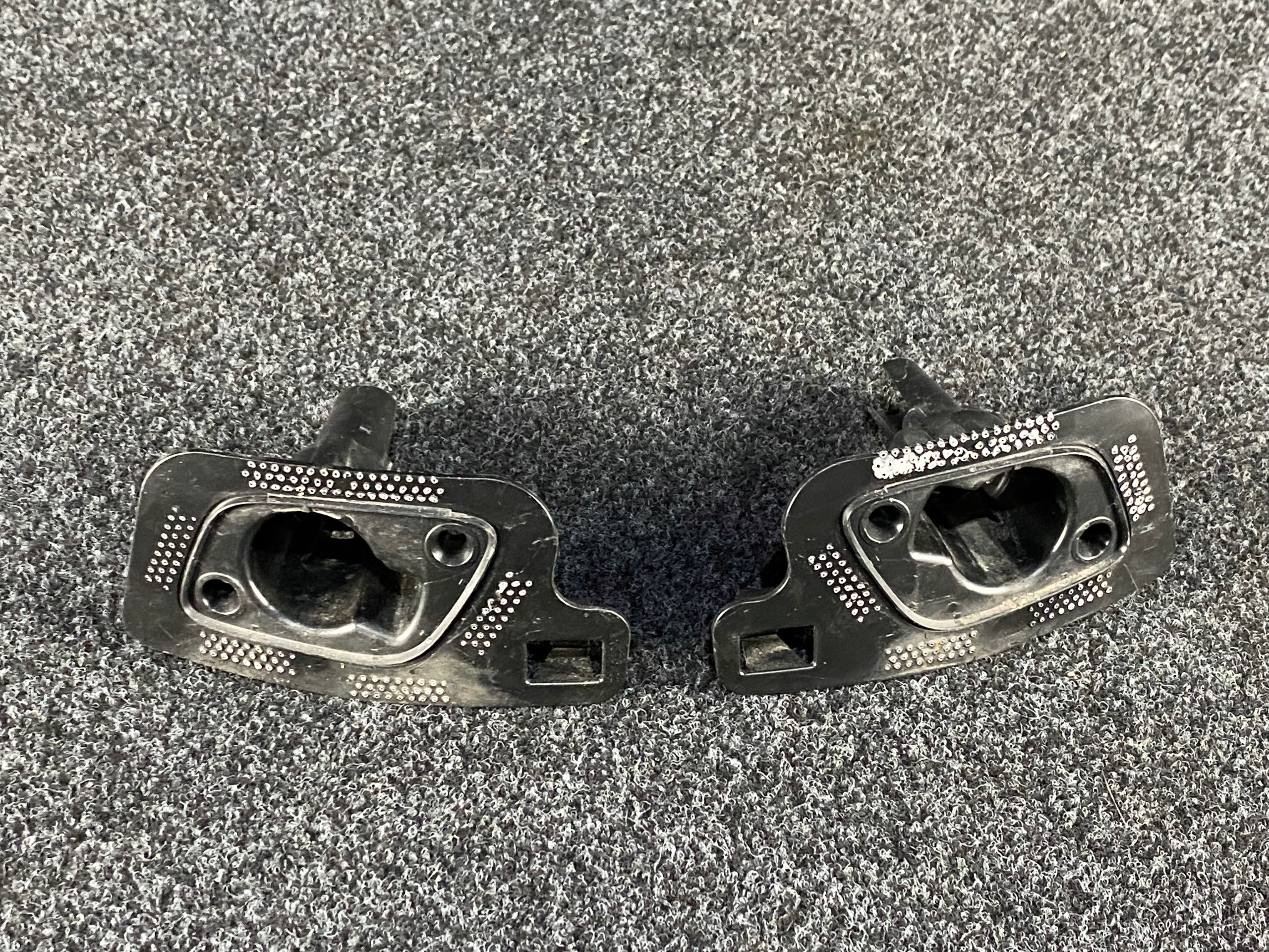 31663586 31663587 - VOLVO S60 III крепление омывателя правое левое