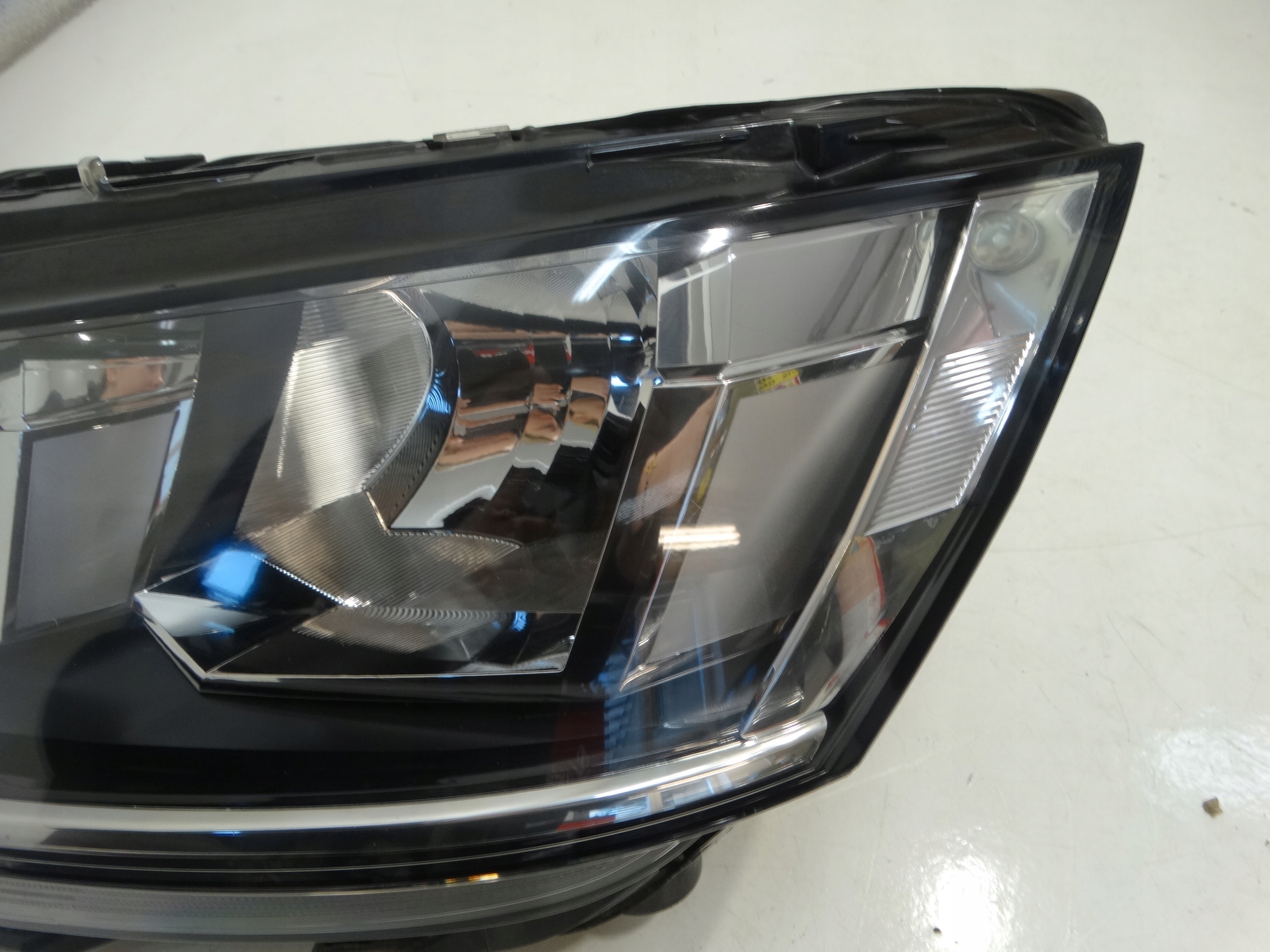 KOMPLET lichte REFLEKTOROW PRZEDNICH VOLKSWAGEN T6.1 19-24R.