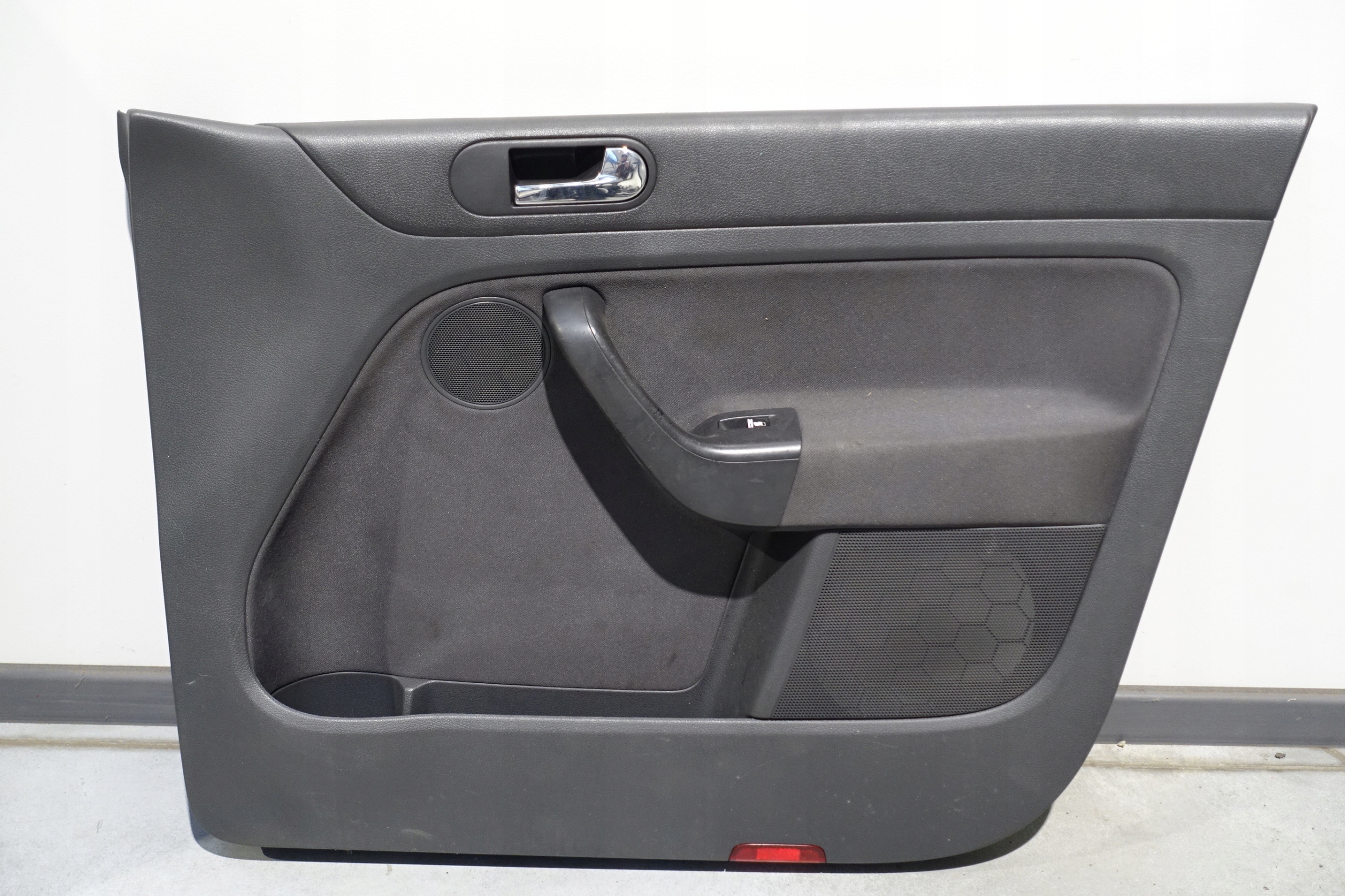 VW GOLF V PLUS BOCZEK TAPICERKA DRZWI PRAWA PRZÓD