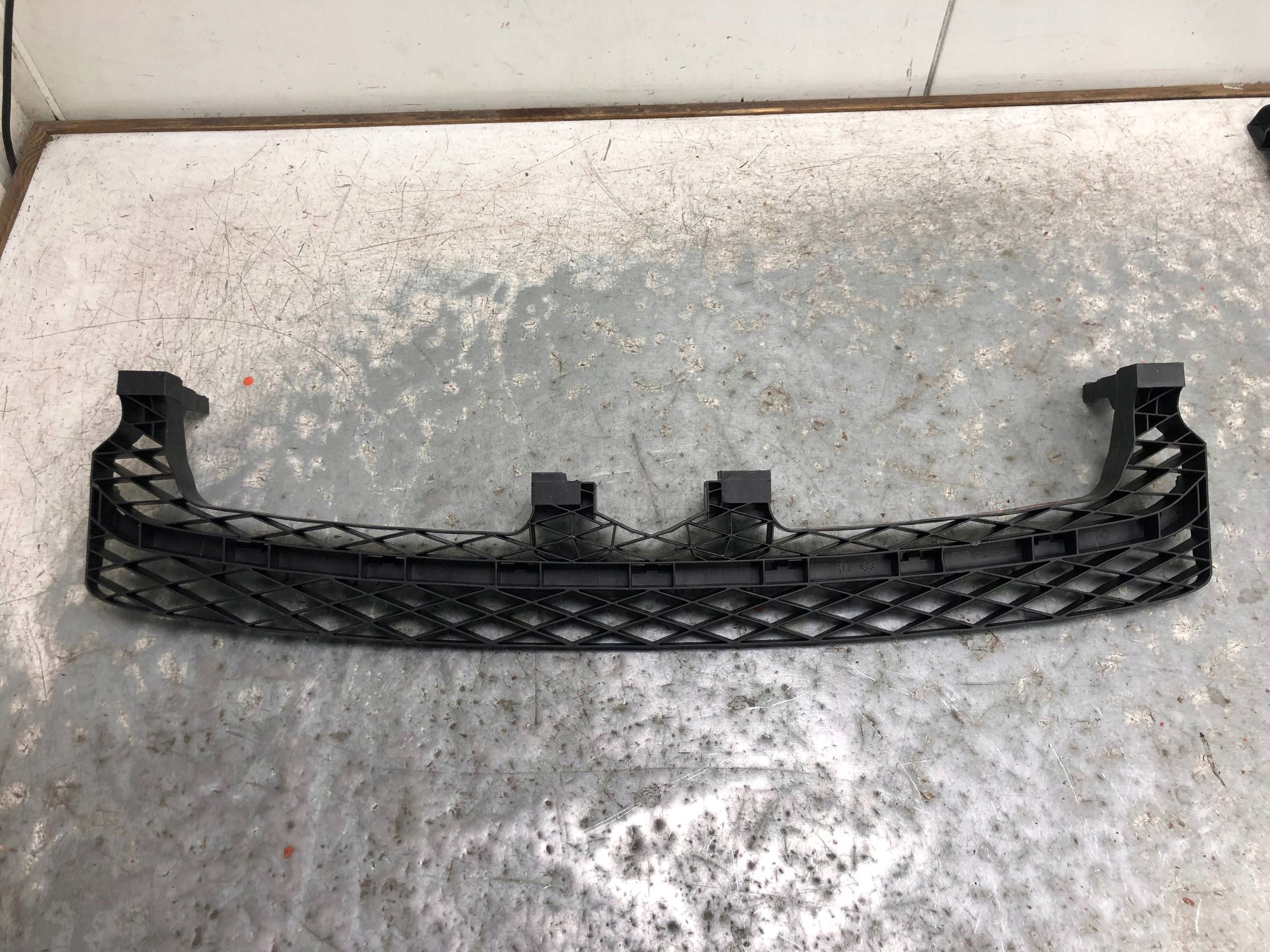 bumper bracket front VW PASSAT B7 3AA807571