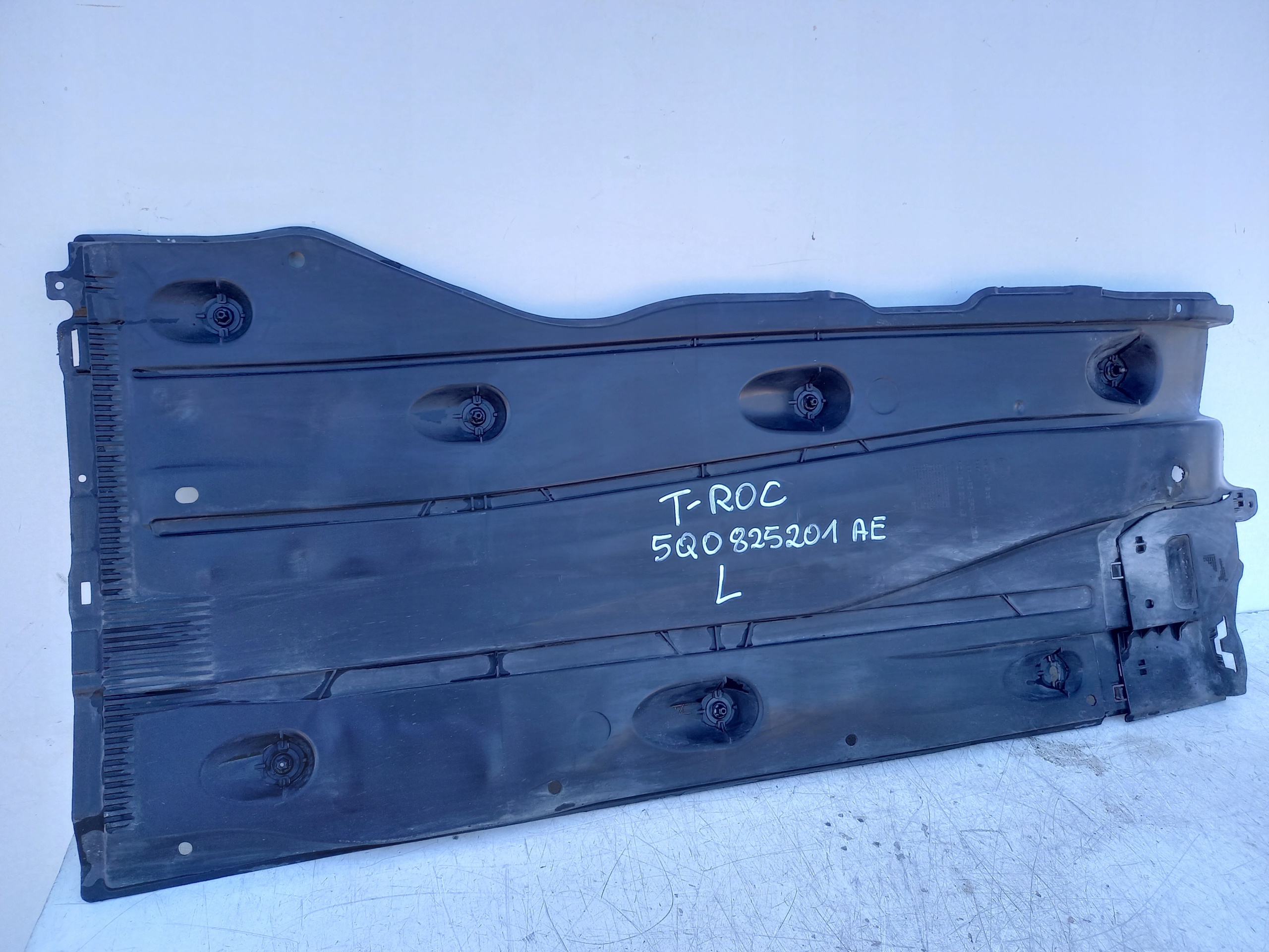 Płyta pod karoserie lewa VW T-ROC 5Q0825201AE Producent części Volkswagen OE