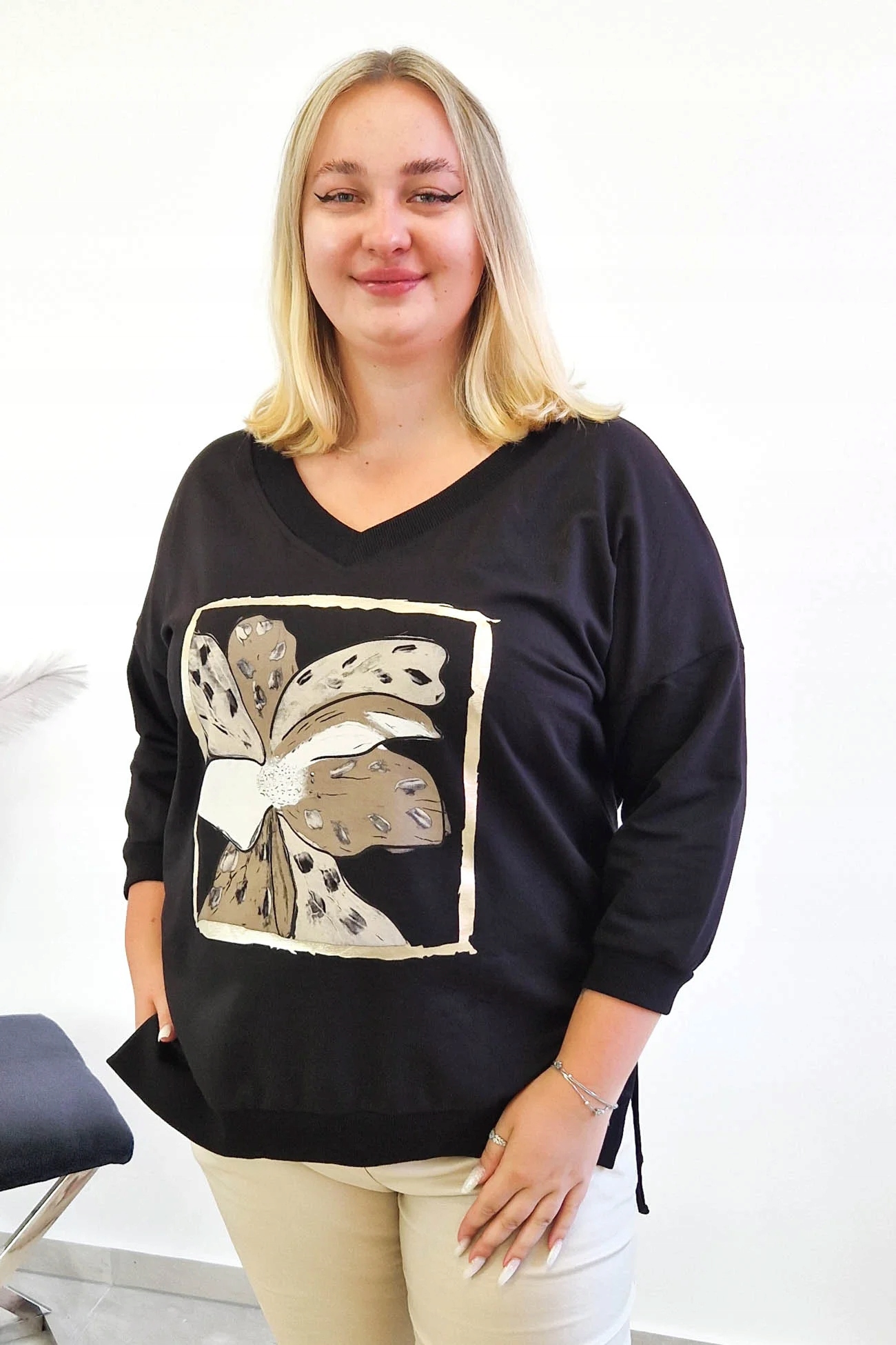 Dámská Mikina s výstřihem do V a květinovou aplikací, černá, velikost 2XL