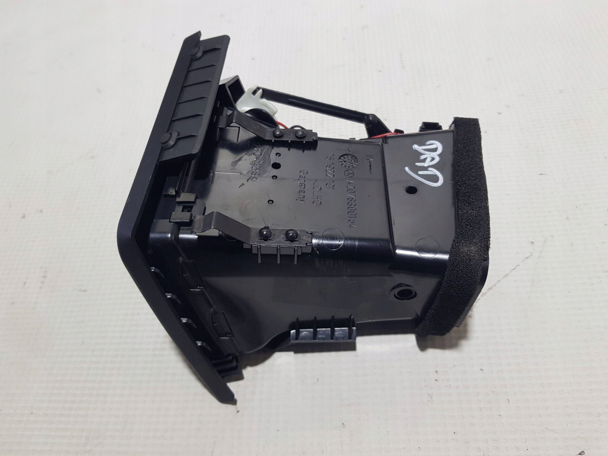 left grid KRATKI air conditioning devices MERCEDES W207 2078300154