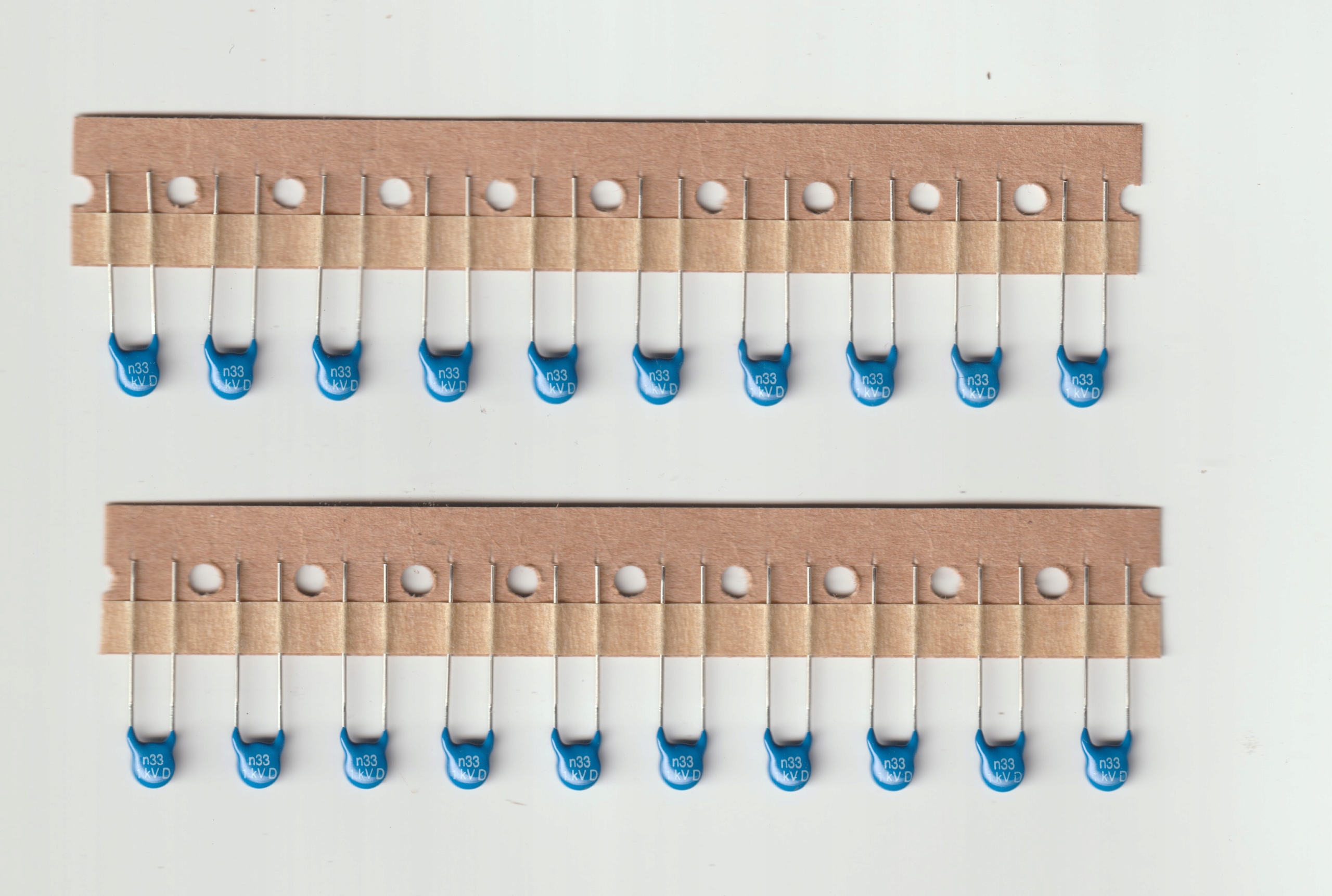 [20szt] 330pF 1kV 20% kond. cer. R=5mm Draloric