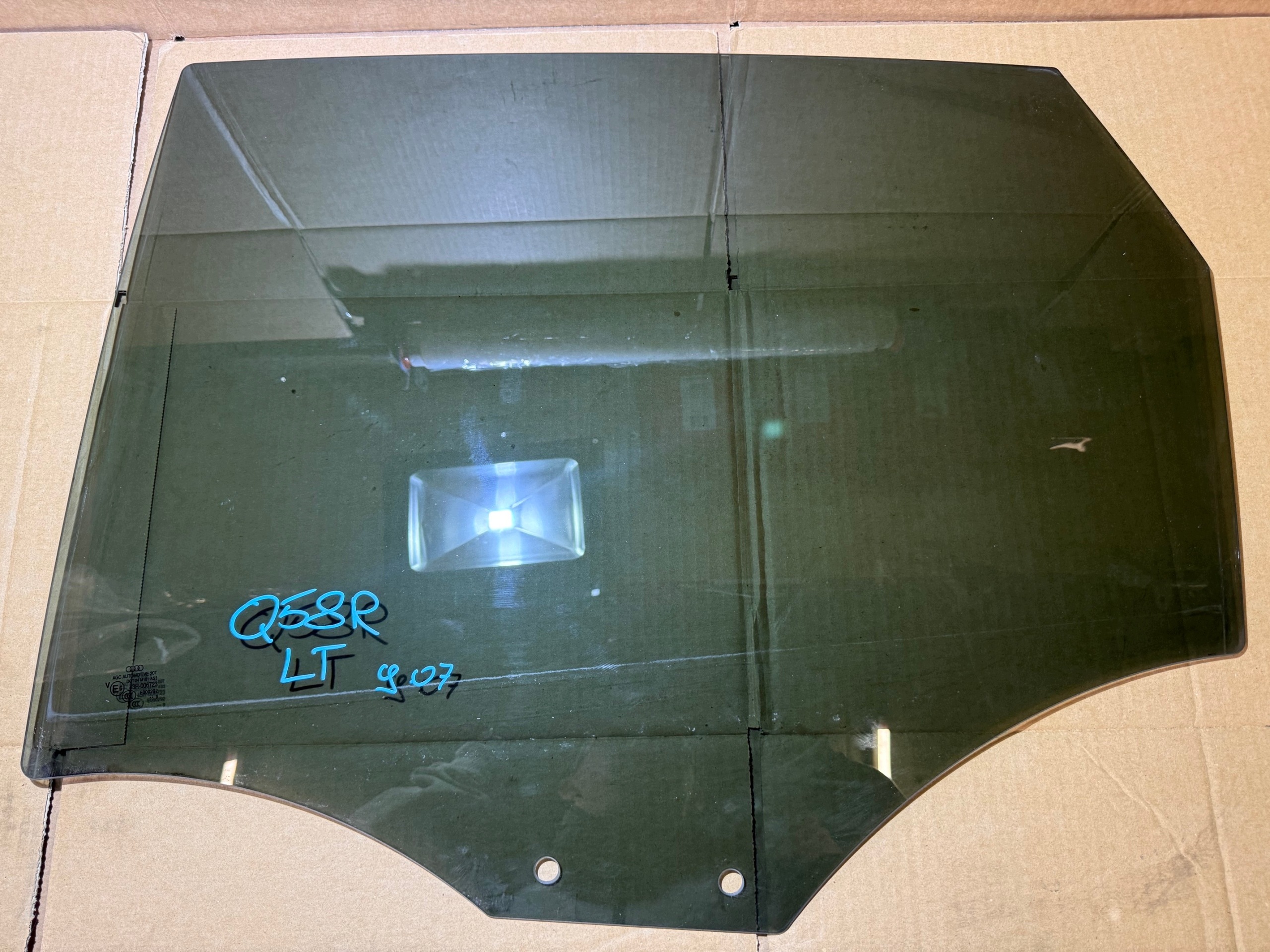 AUDI Q5 8R window left rear side door left rear part