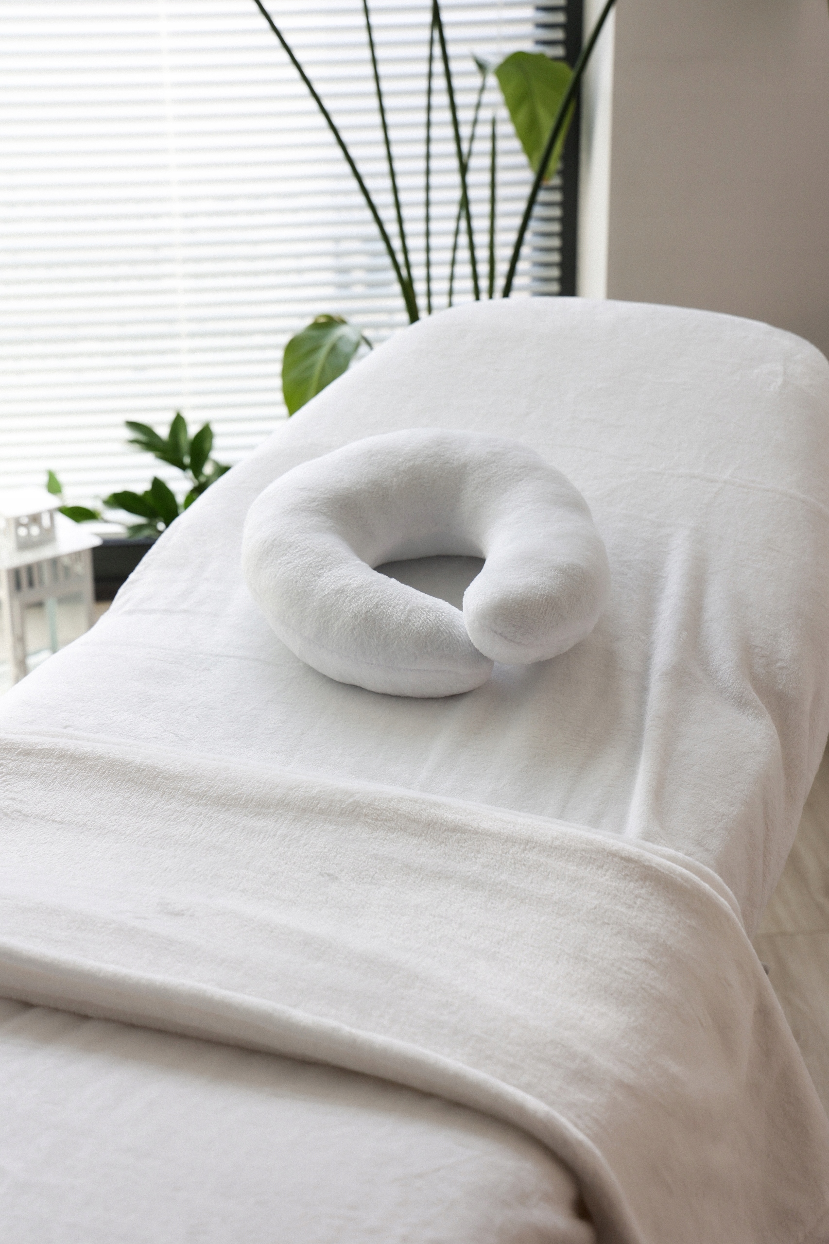 KOC KOŁDERKA NA ŁÓŻKO KOSMETYCZNE 110x180cm BIAŁY Kod producenta KOC KOŁDERKA NA ŁÓŻKO KOSMETYCZNE