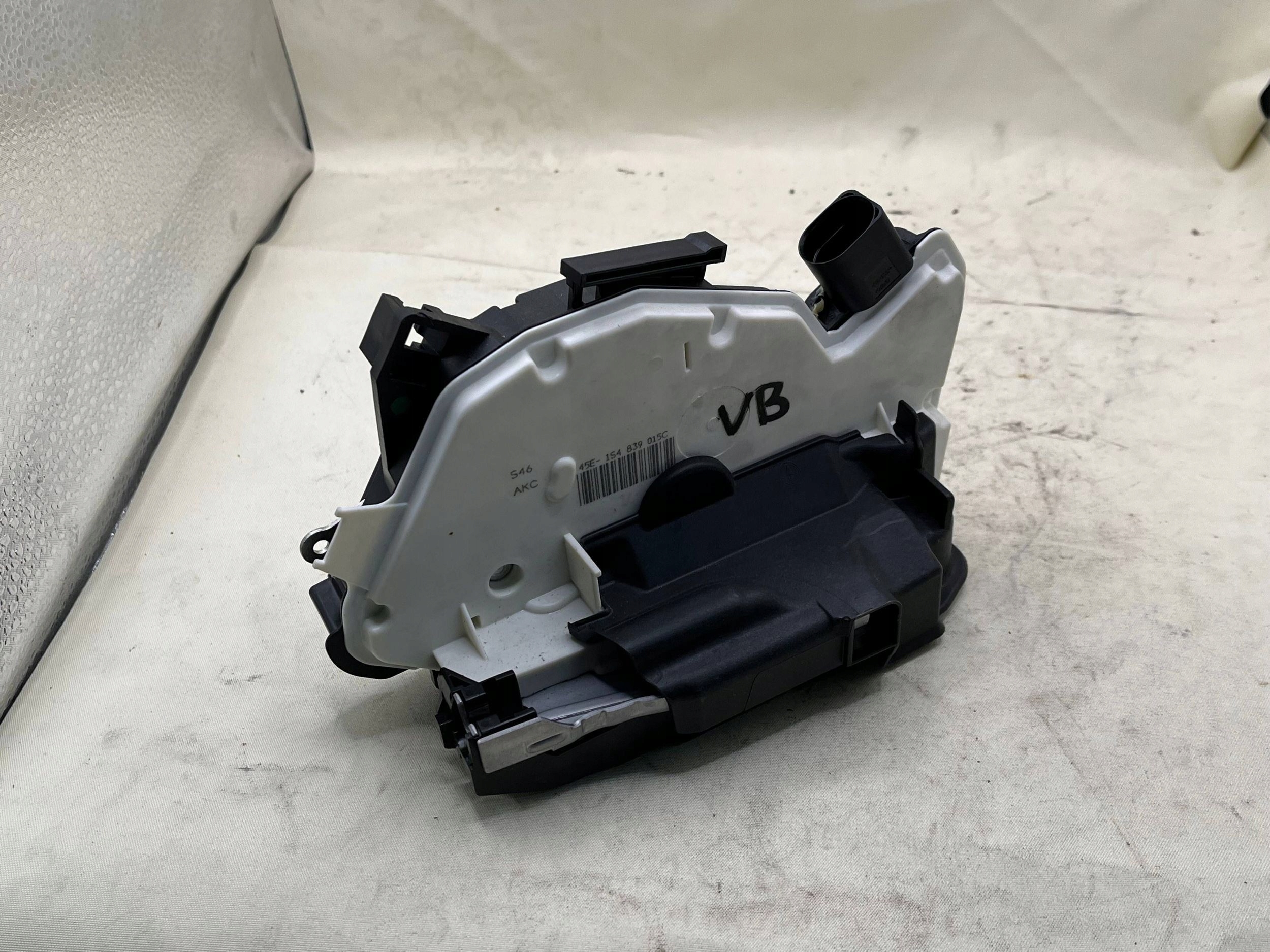 lock door left front front EU 1S4839015C SKODA SUPERB 2 II HB 08-13 !J