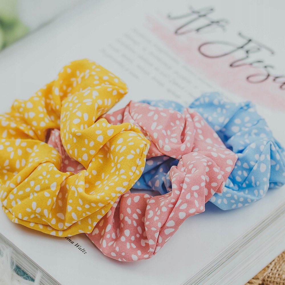 GUMKA DO WŁOSÓW scrunchie BŁĘKITNA kropki FROTKA Kolor dominujący odcienie niebieskiego