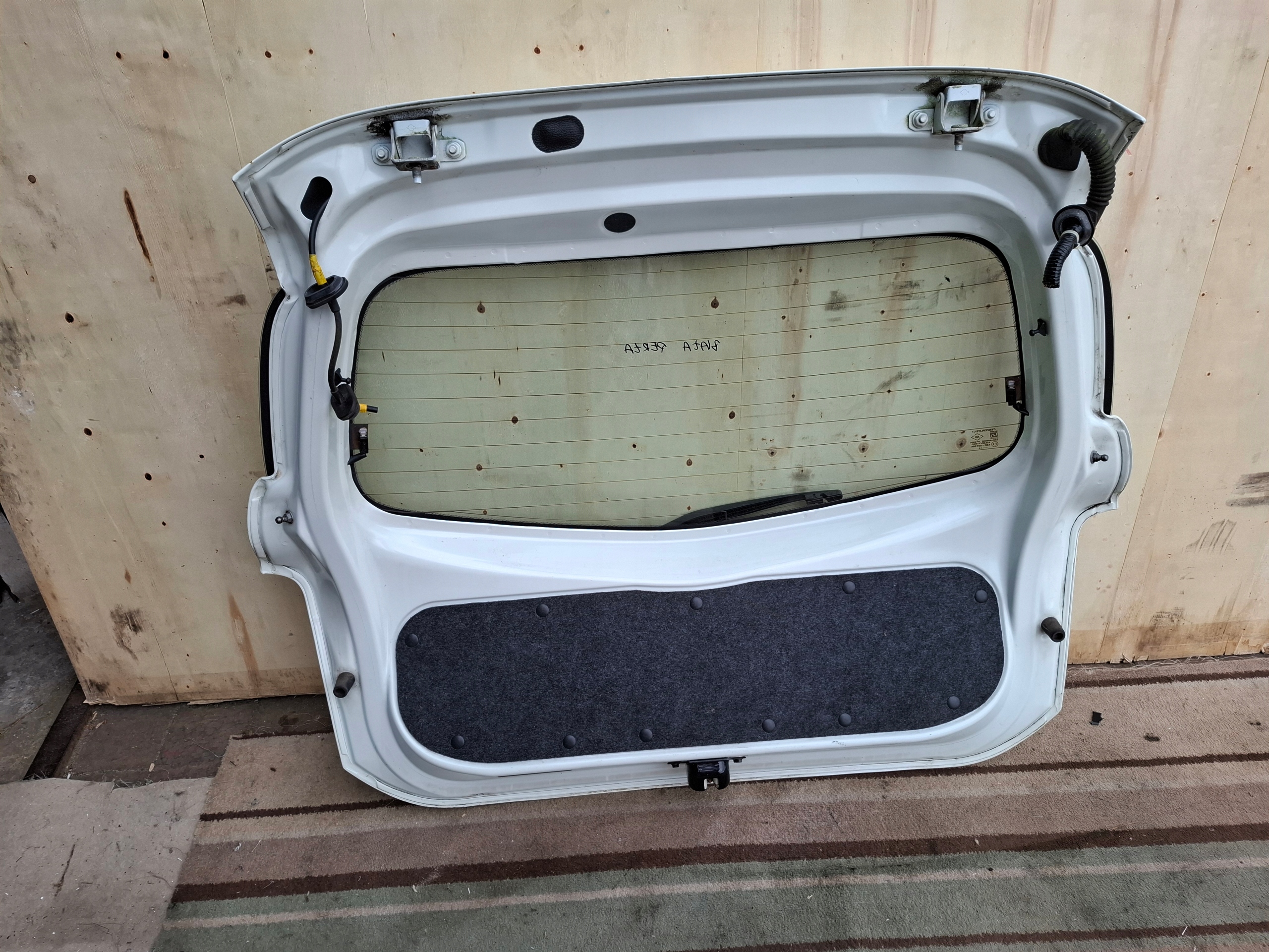 boot door NISSAN MICRA K13 BIALA PERLA 12r