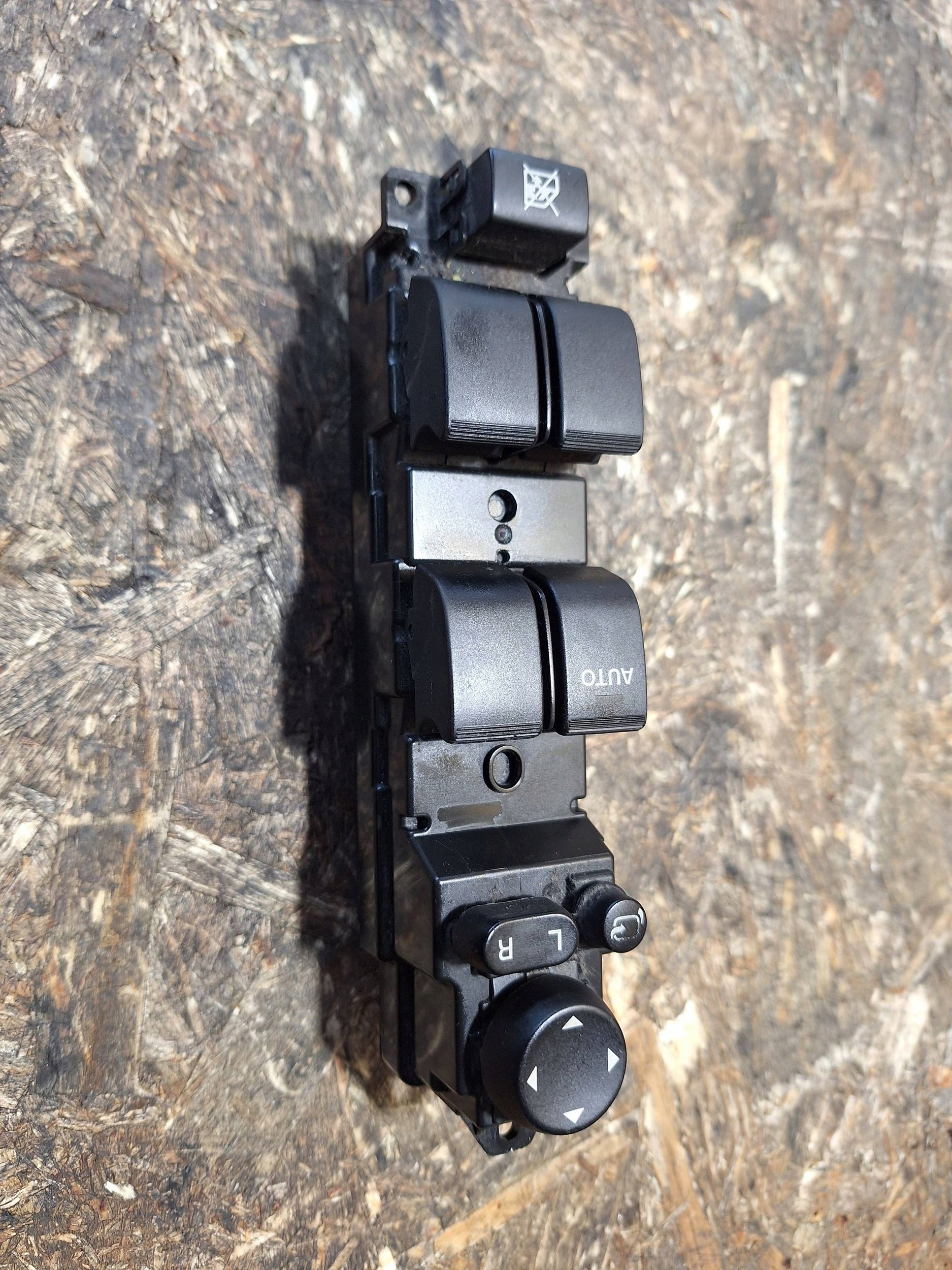 Bouton Lève vitres Vitre MAZDA 2 DE 07-14 DF74
