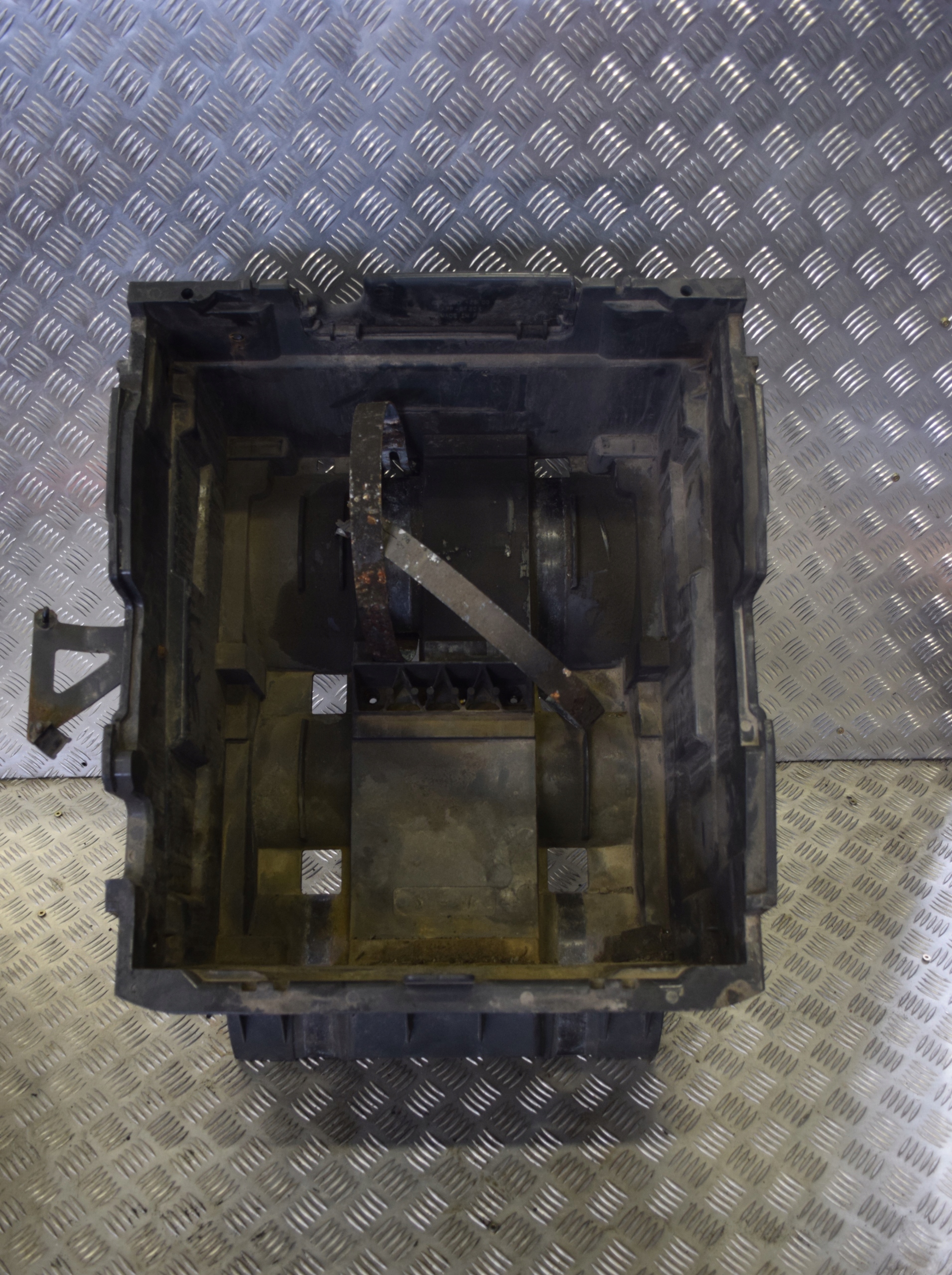 A930 429 - КОРПУС БАТАРЕЙНОГО ОТСЕКА MERCEDES ACTROS MP4