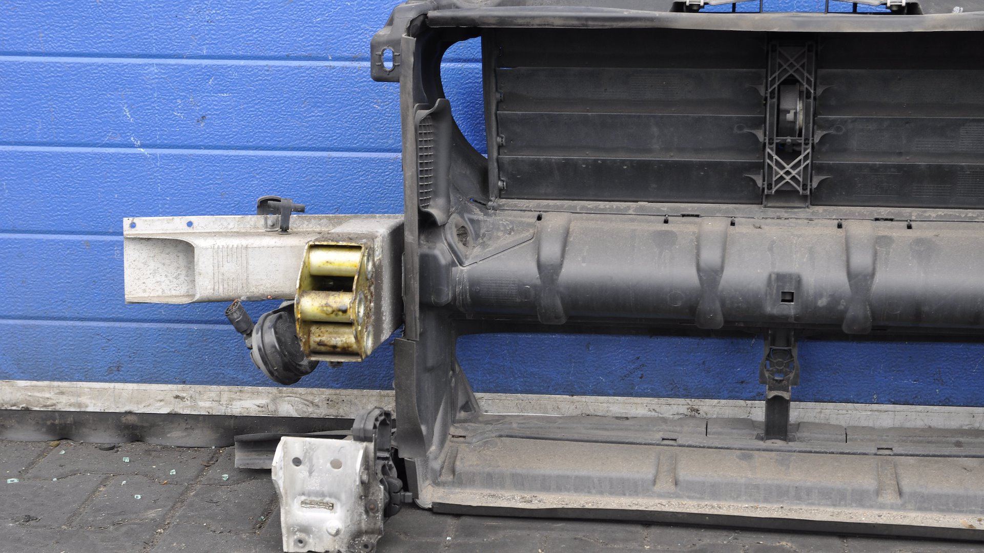 BMW 5 F10 2.0D PAS PRZEDNI WZMOCNIENIE Typ samochodu Samochody osobowe