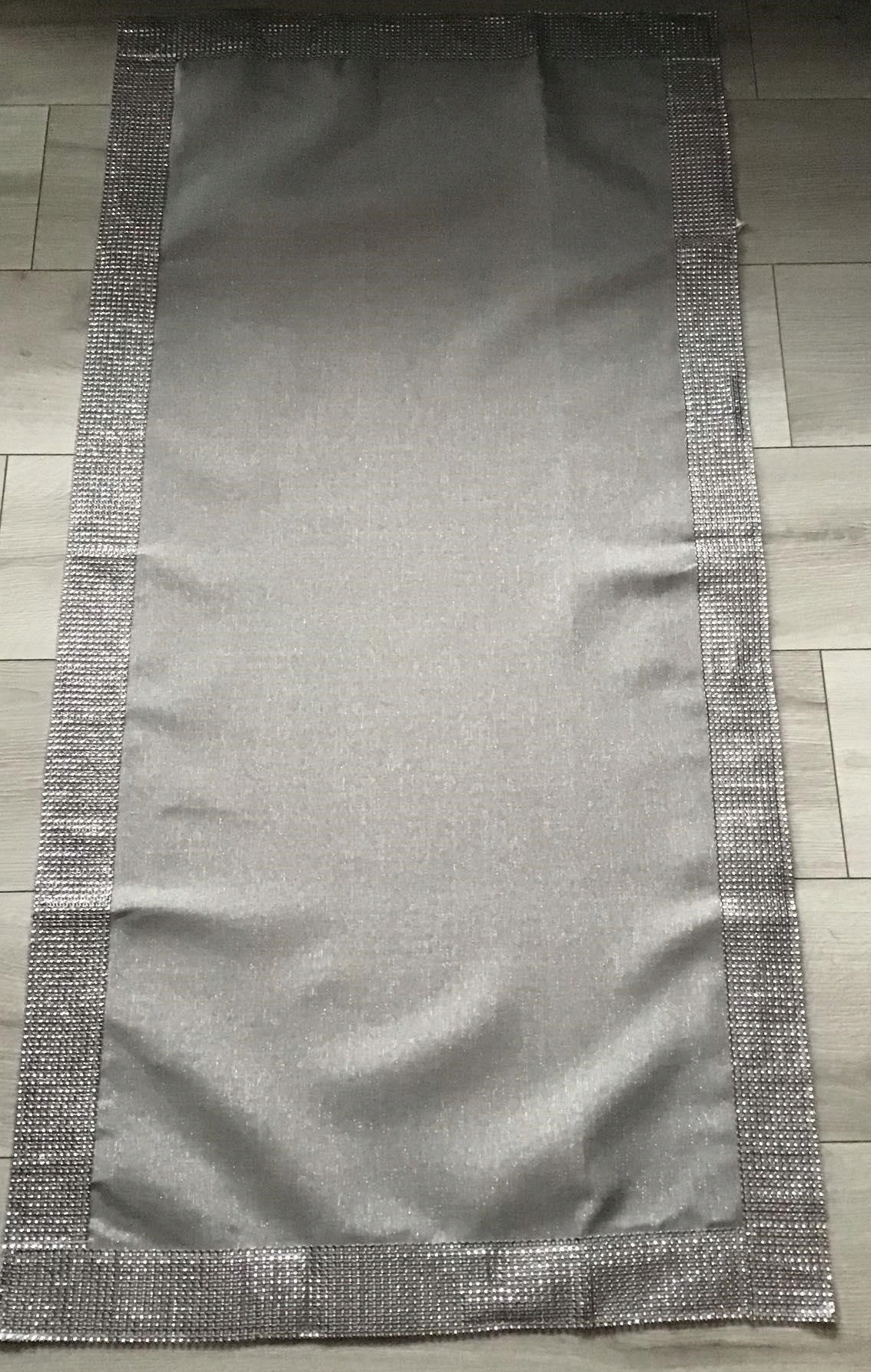 

Obrus Szary Ze Srebrną Nitką i Cekinami 40x180cm