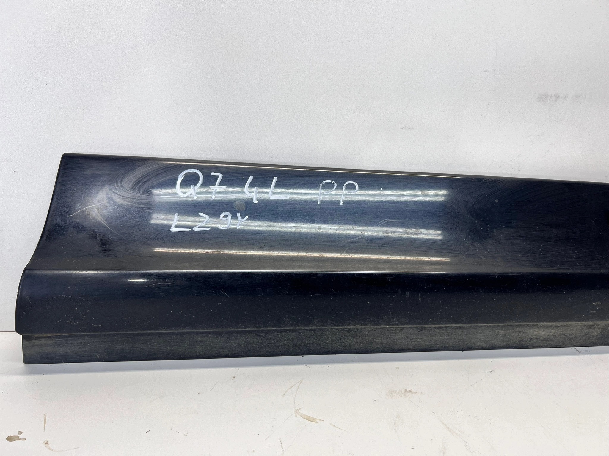 moulding lower door right front AUDI Q7 4L 4L0853960E/F LZ9Y