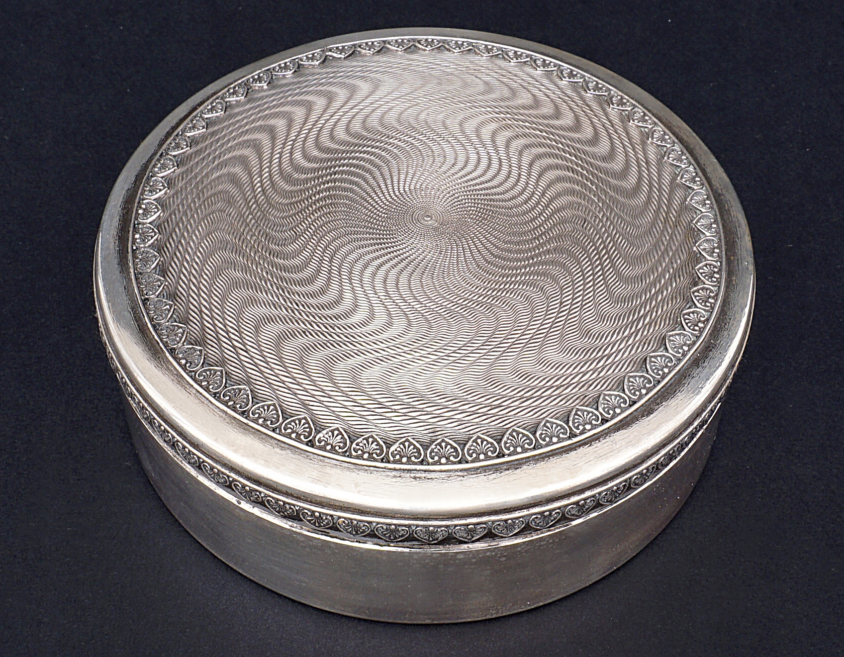 SREBRNE, MŁOTECZKOWANE PUDEŁKO - pr. 925 - 101 gr.