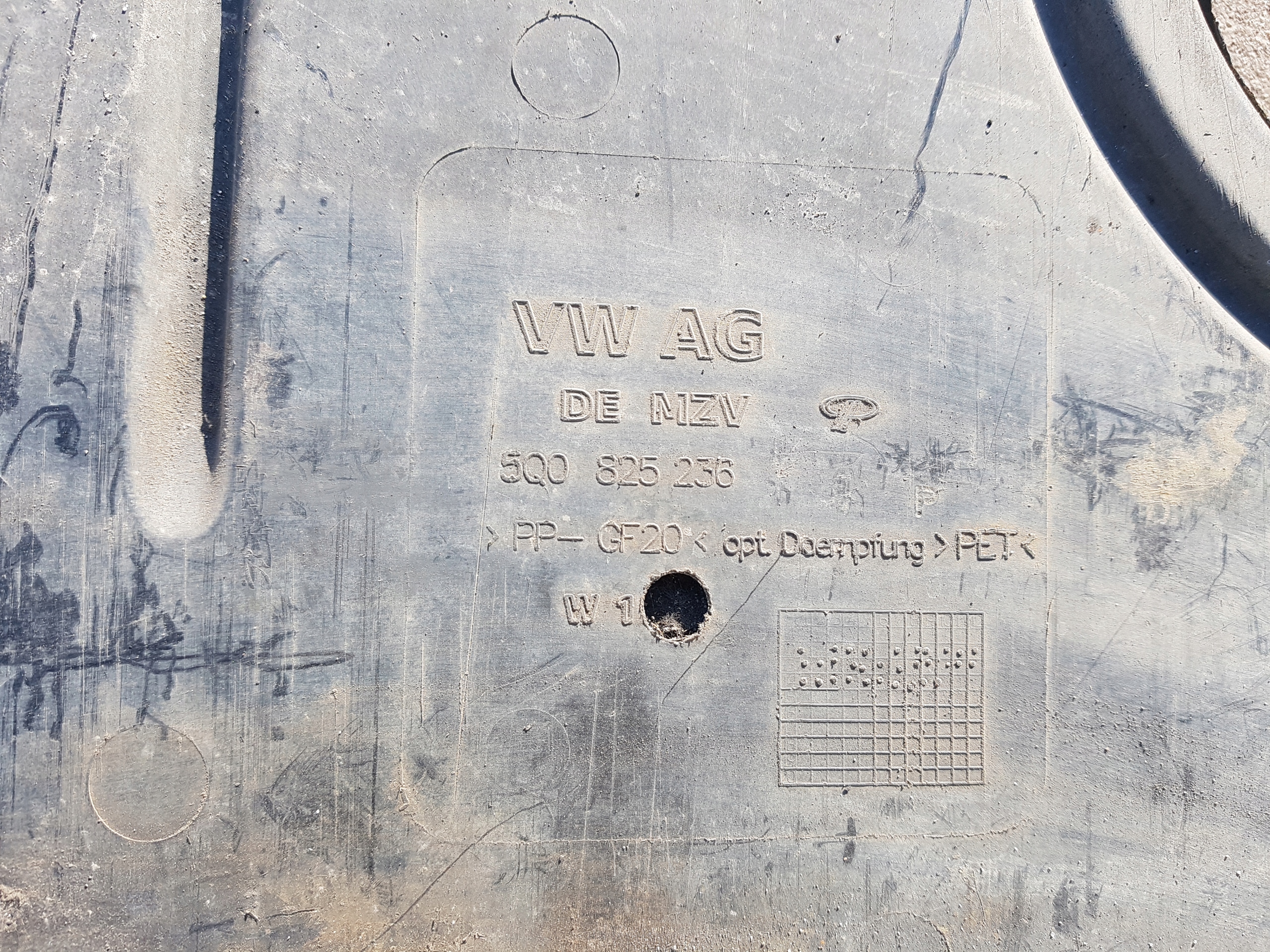 SKODA SUPERB 3 III 15-19r OSŁONA POD SILNIK Numer katalogowy części 5Q0825236