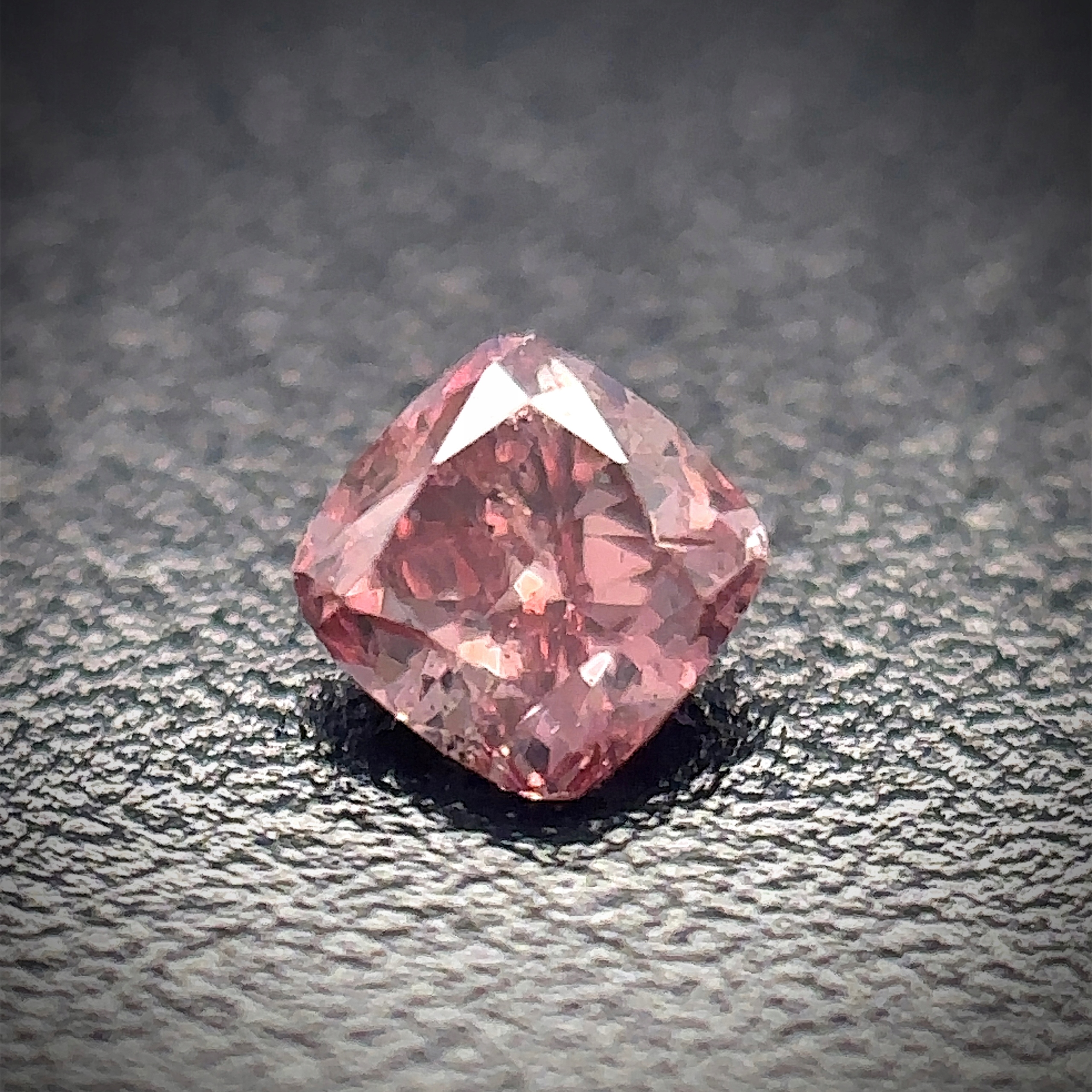 Přírodní diamant 0.07ct Růžový Cushion I1 Certifikát Algt