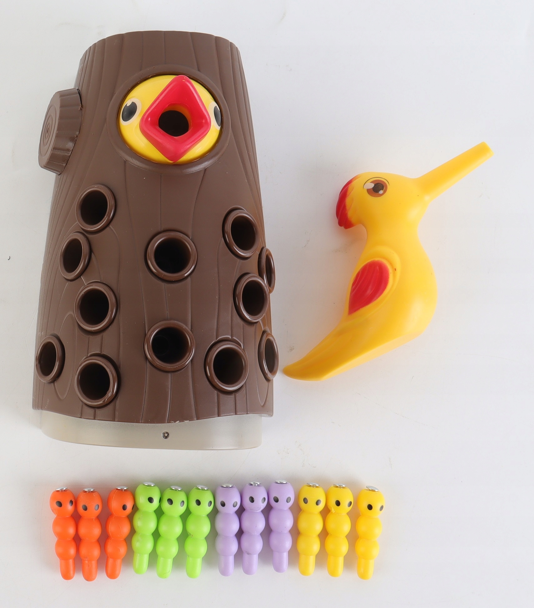 GRA MAGNETYCZNA NAKARM PTASZKA MONTESSORI DZIĘCIOŁ 12 ROBACZKÓW PREZENT HQ Maksymalna liczba graczy 4