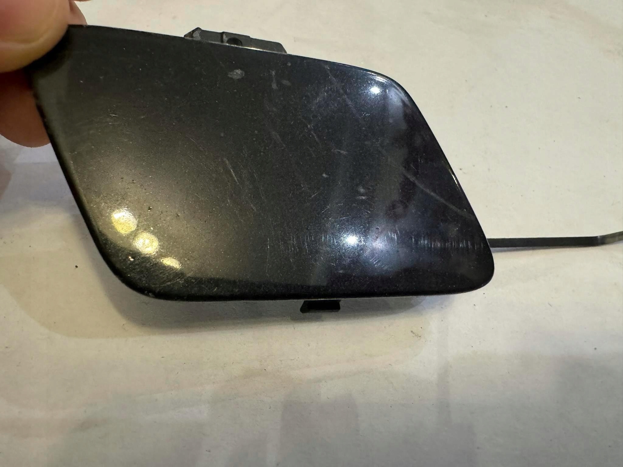 AUDI A4 B9 14-18r. -> Abschleppöse der Stoßstange vorne 8W0807241
