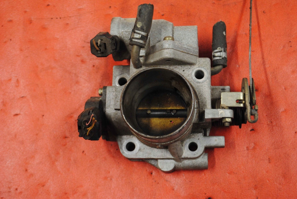 mazda 323F 1,6 ДРОССЕЛЬНАЯ ЗАСЛОНКА ZM015580