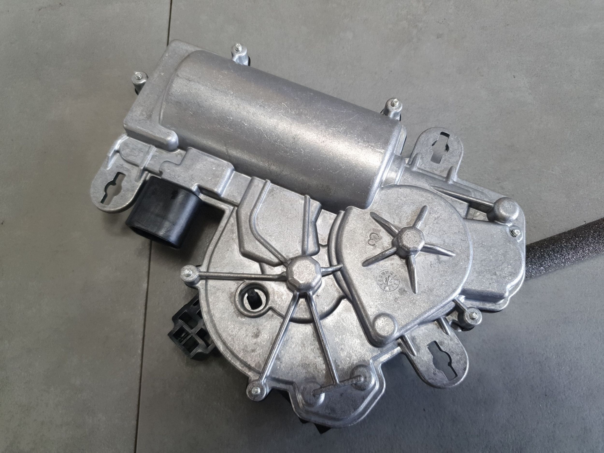 Audi Q7 4M lock dociag bonnet boot 4M0827506D 4M0827887B