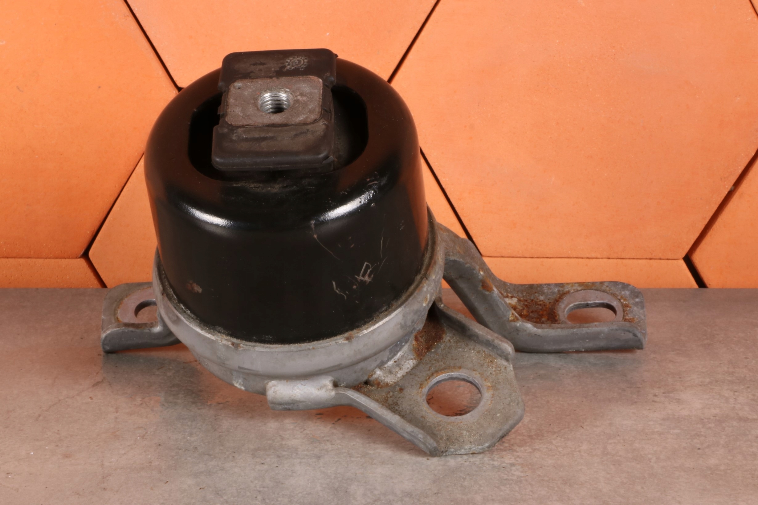 VOLVO XC60 and D4 2.0d D4204T14 engine mount 31330135