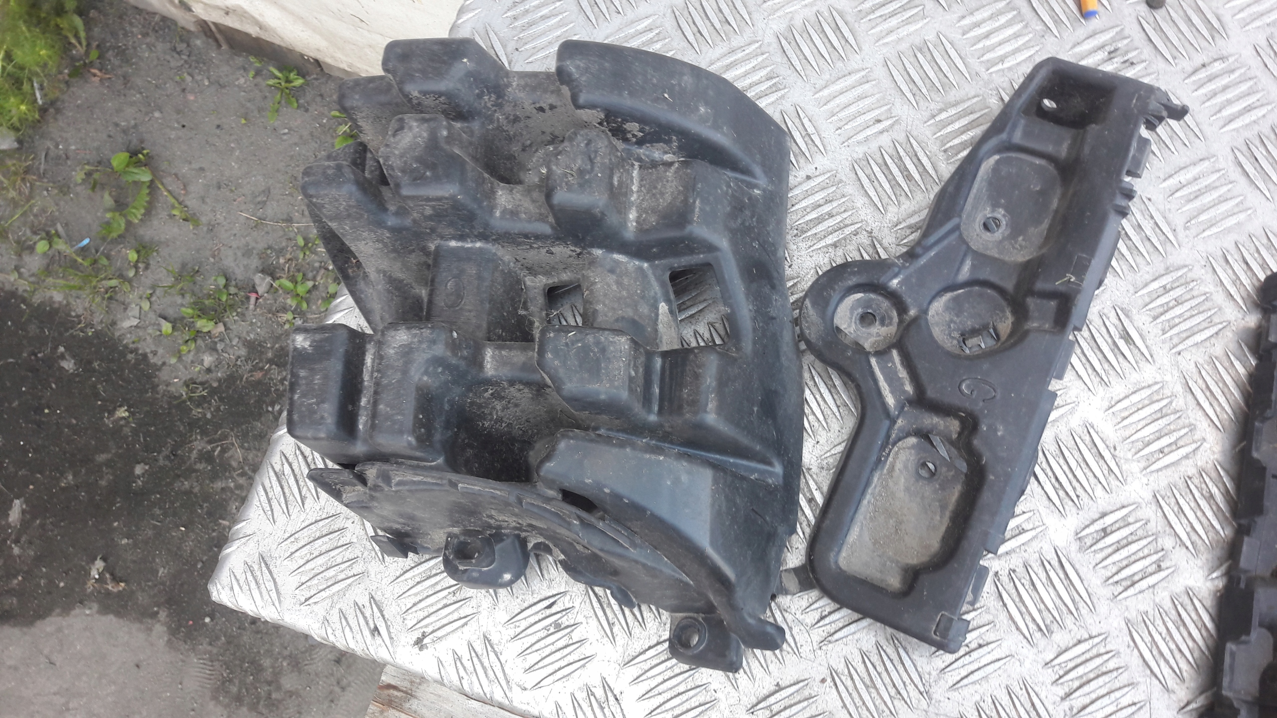 PEUGEOT 207 bumper bracket left right the centre rear part