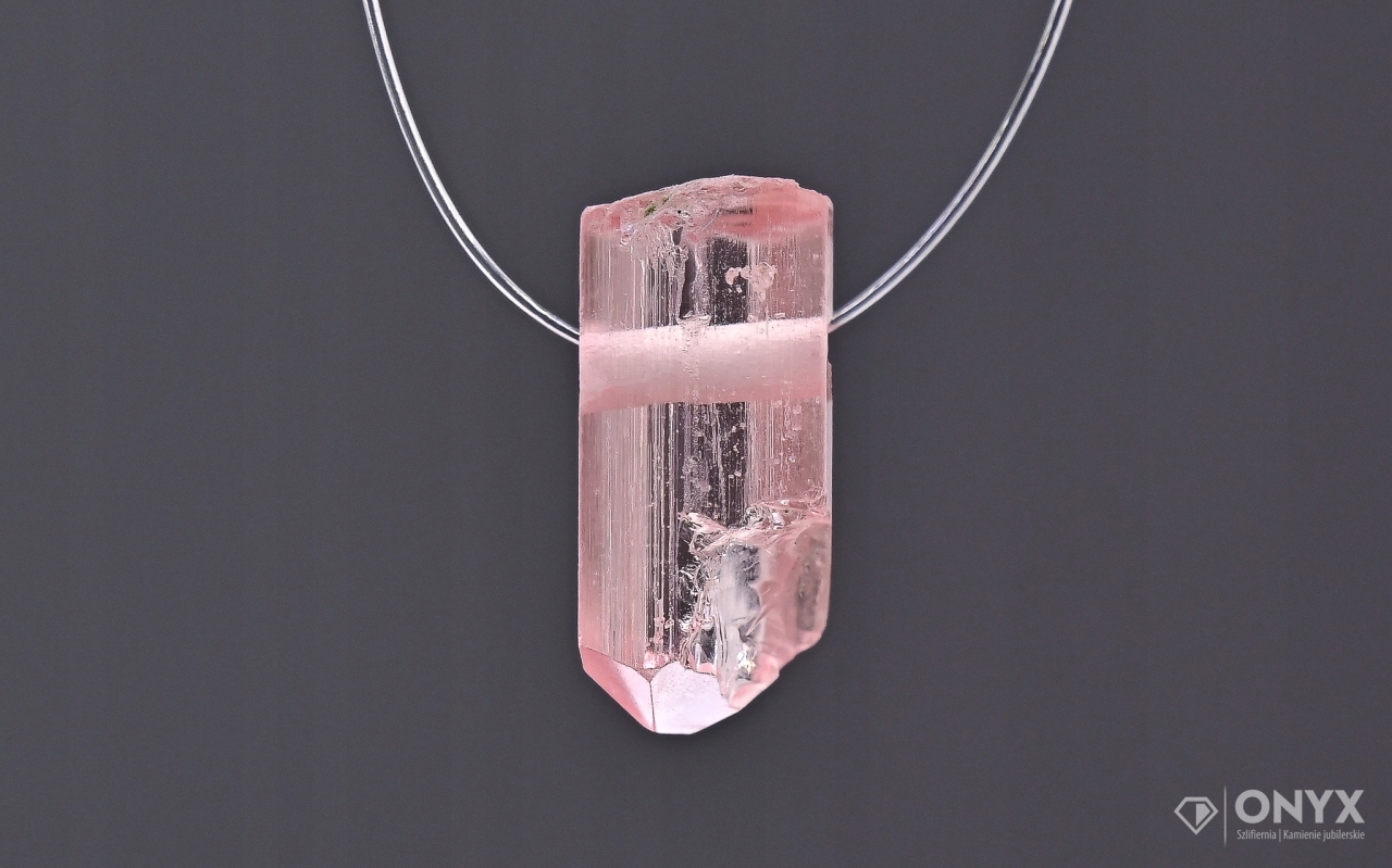 Turmalín provrtaný přírodní křišťál 9x4,5 mm