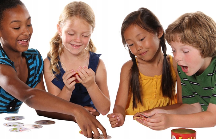 GRA KARTY METALOWE PUDEŁKO PUSZKA ZABAWA DLA CAŁEJ RODZINY DOBLE BAJKA FILM Waga produktu z opakowaniem jednostkowym 0.15 kg