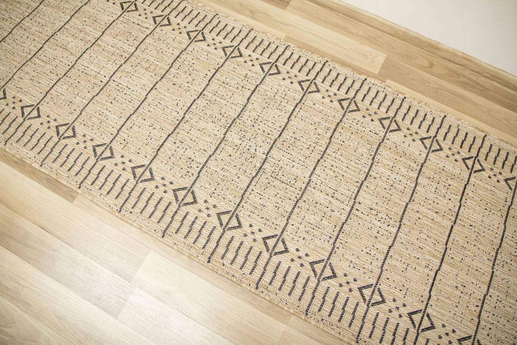 szer. 100 cm SZNURKOWY CHODNIK TERRA BEŻ ANTRACYT W LINIE ROMBY AZTEC Długość 10 cm